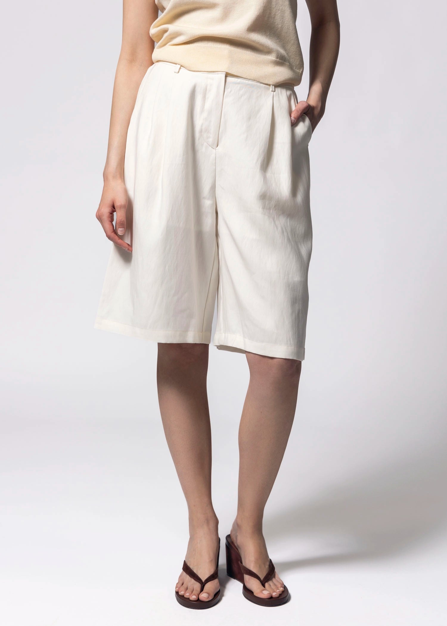 swatch_Cream knee length trouser shorts