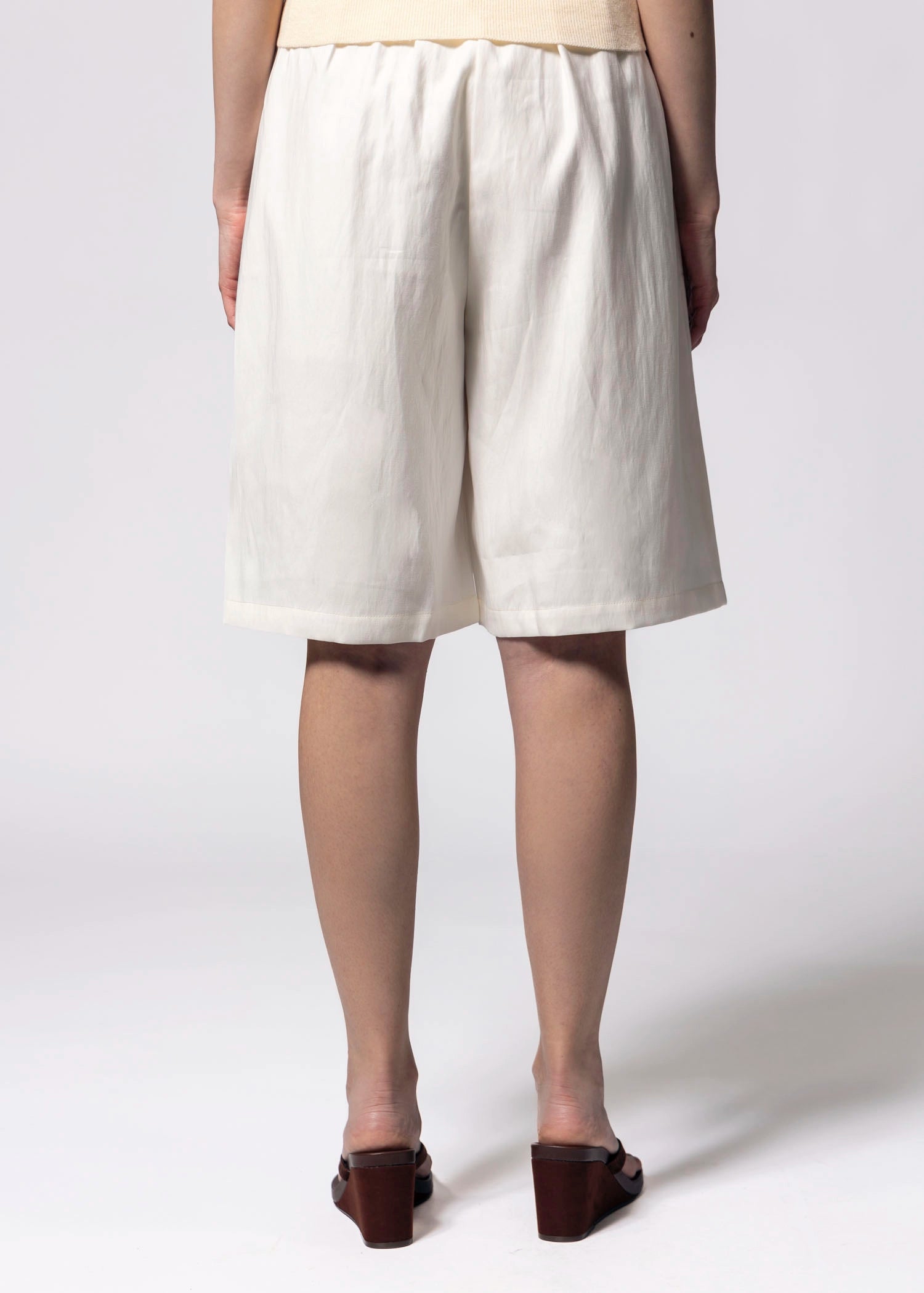 swatch_Cream knee length trouser shorts