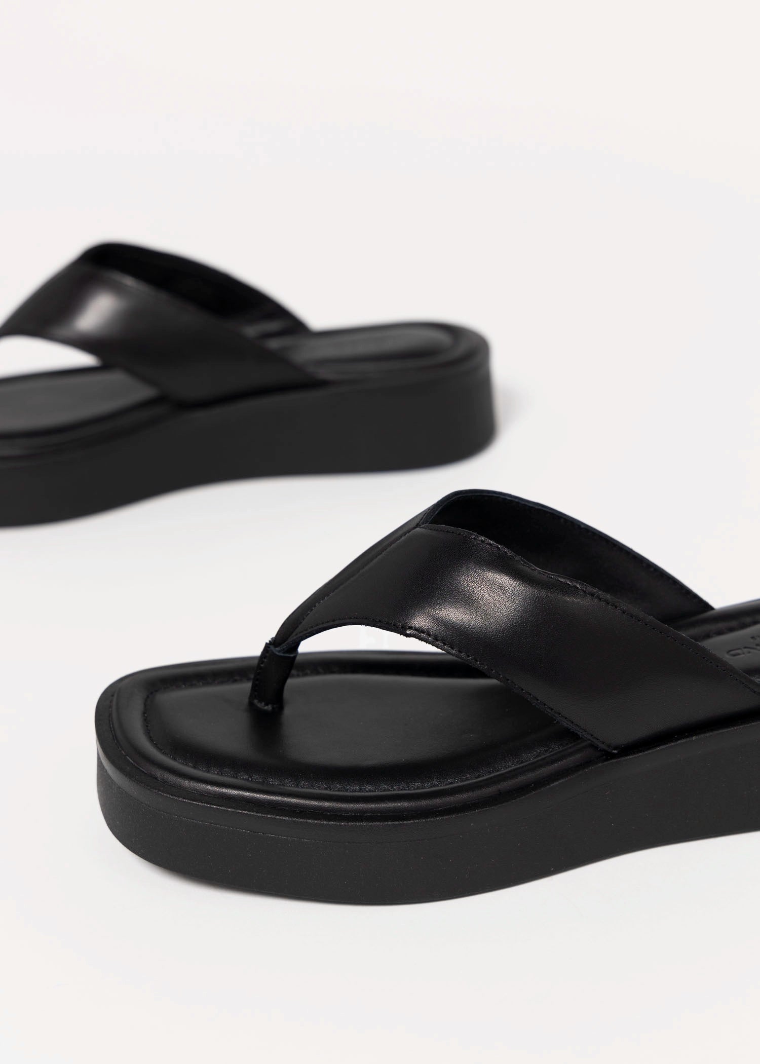 swatch_Black Leather vagabond danya platform thong sandal