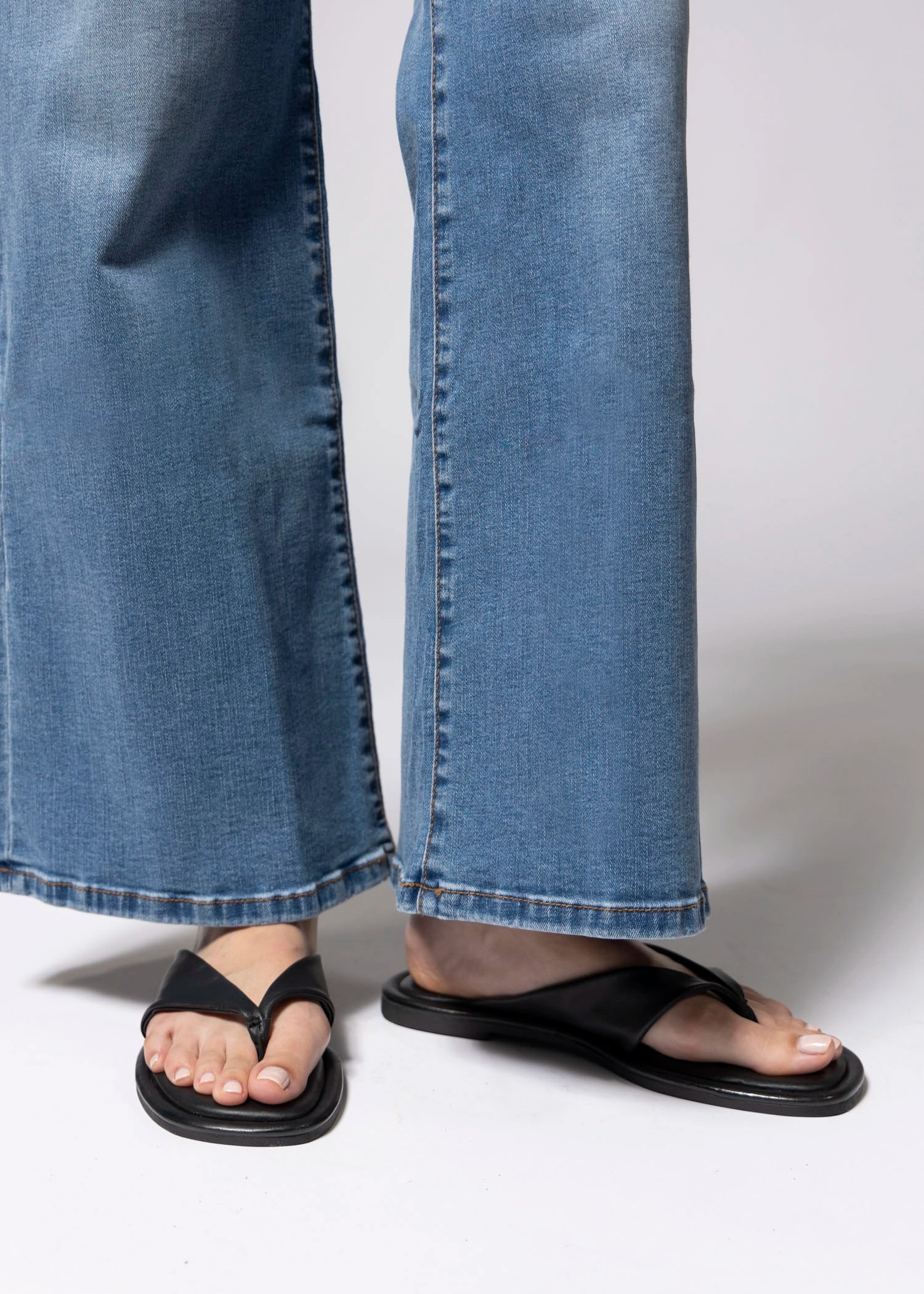 swatch_Black Leather coconuts mirage thong sandal