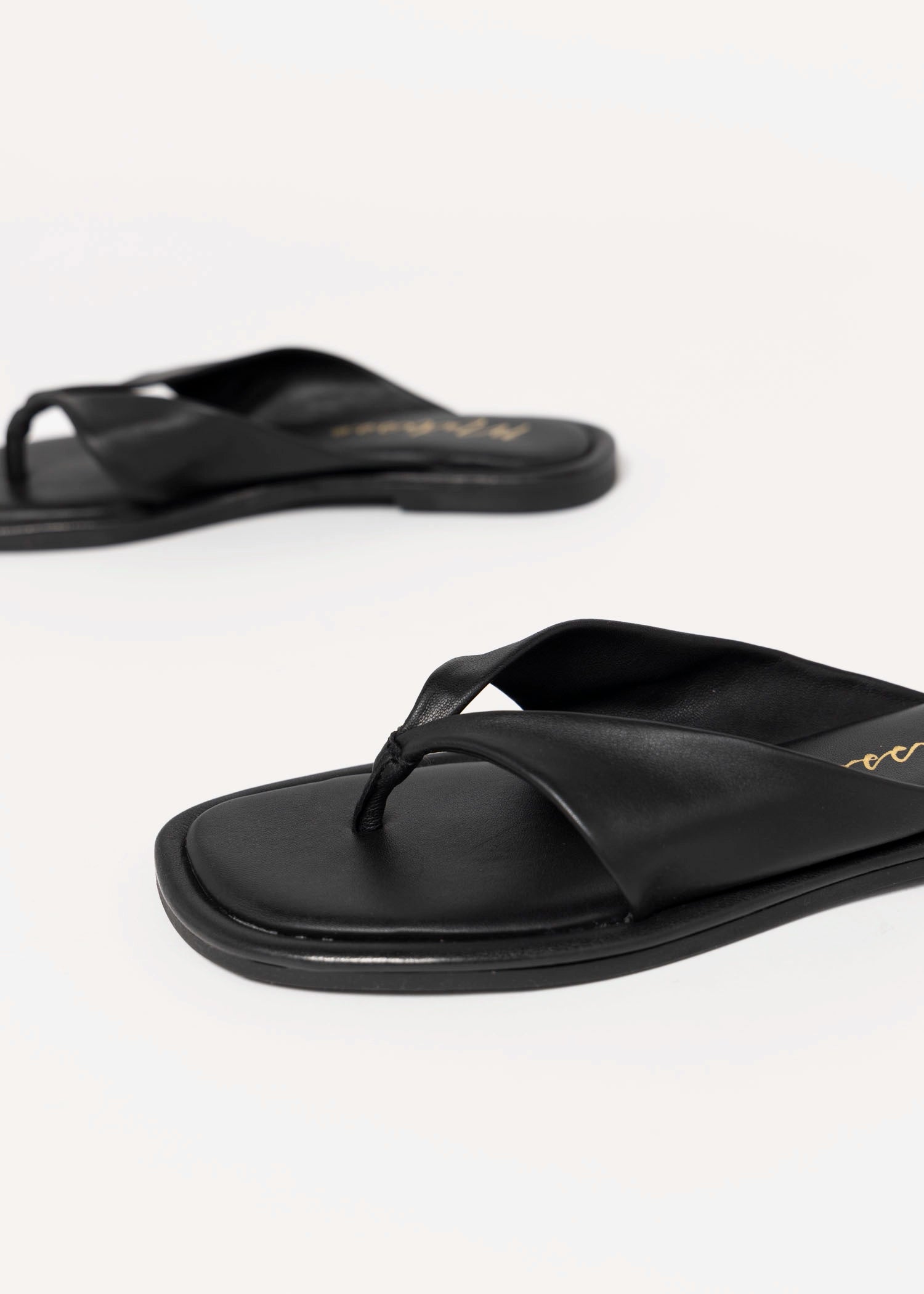 swatch_Black Leather coconuts mirage thong sandal