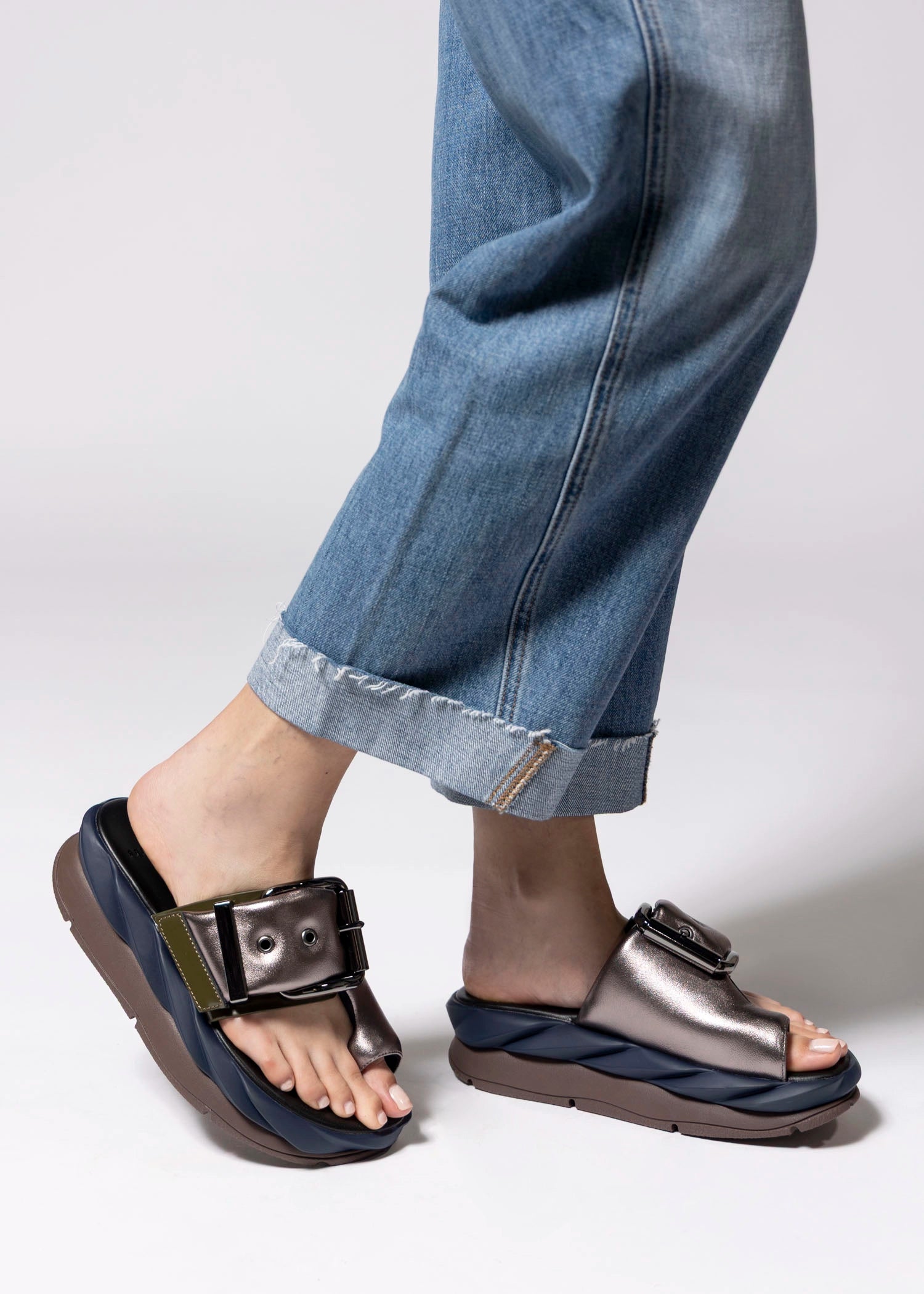 swatch_Gunmetal 4ccccees mellow glow platform sandal