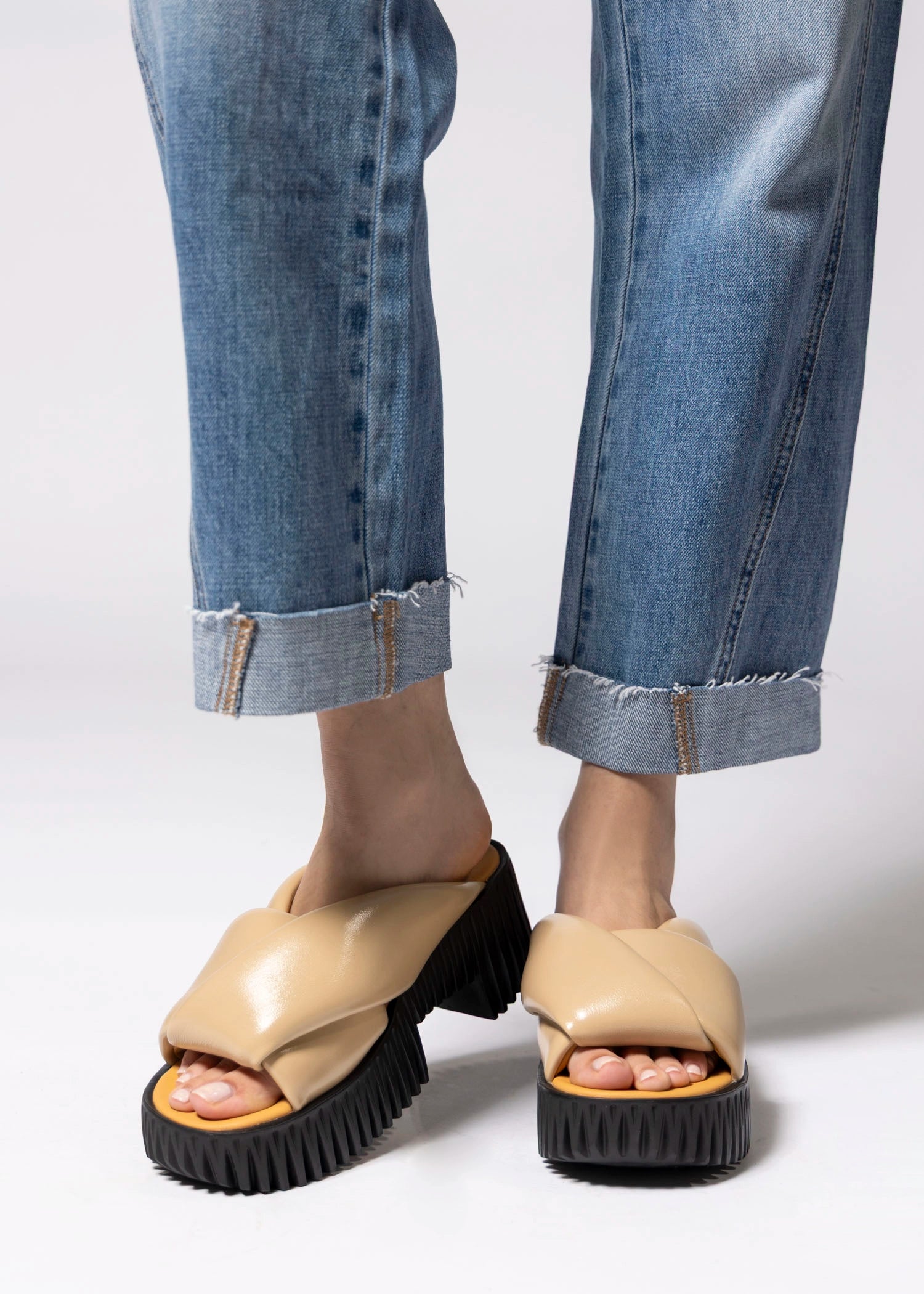 swatch_Skin Patent 4CCCCees plia anda platform sandal