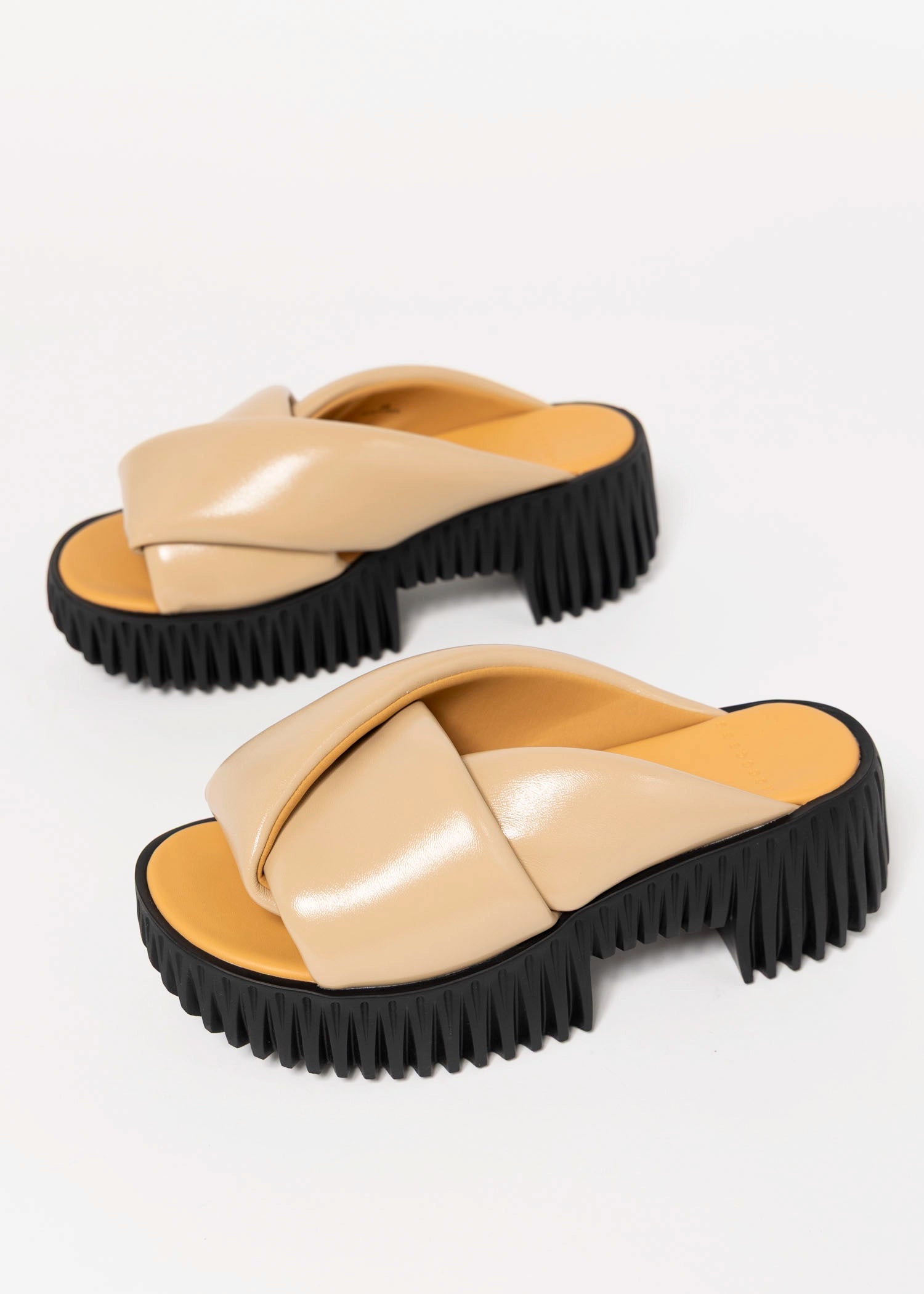 swatch_Skin Patent 4CCCCees plia anda platform sandal