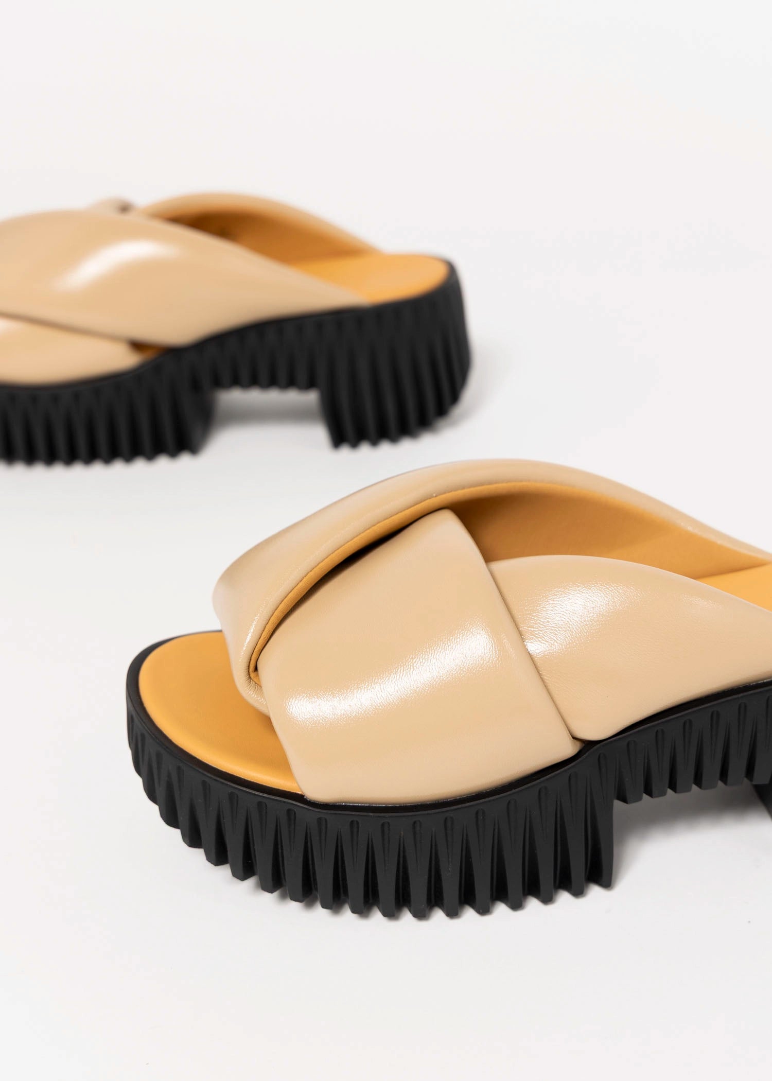 swatch_Skin Patent 4CCCCees plia anda platform sandal