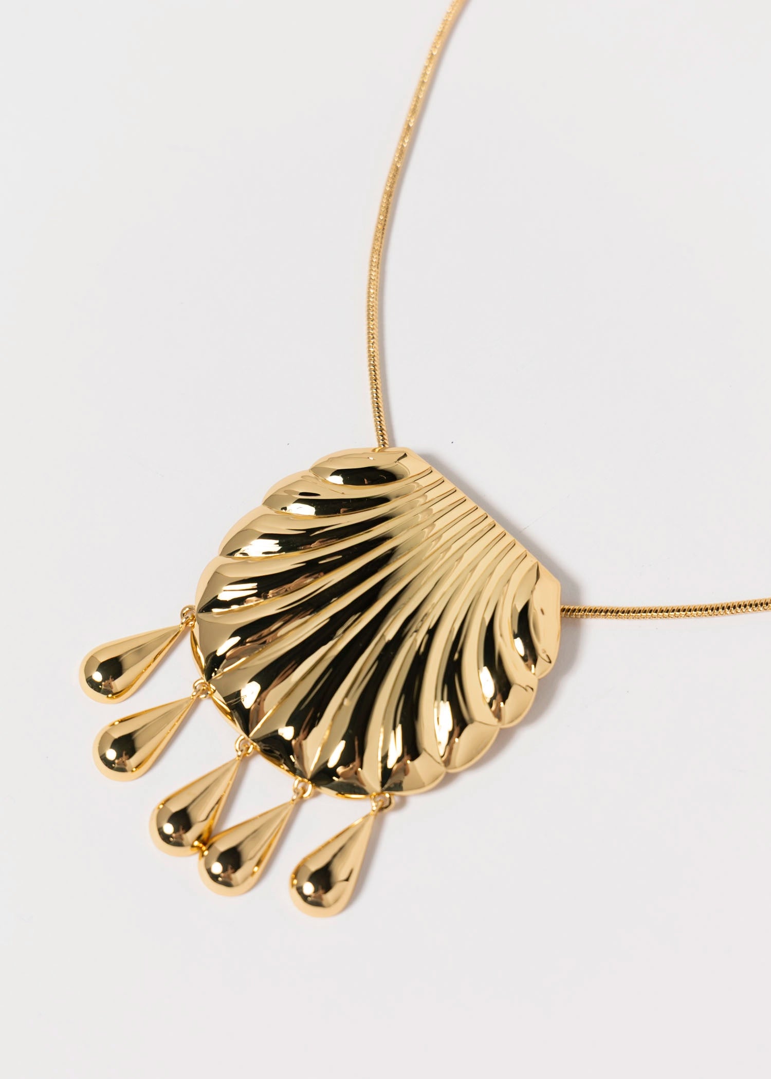 swatch_Gold shell pendant necklace