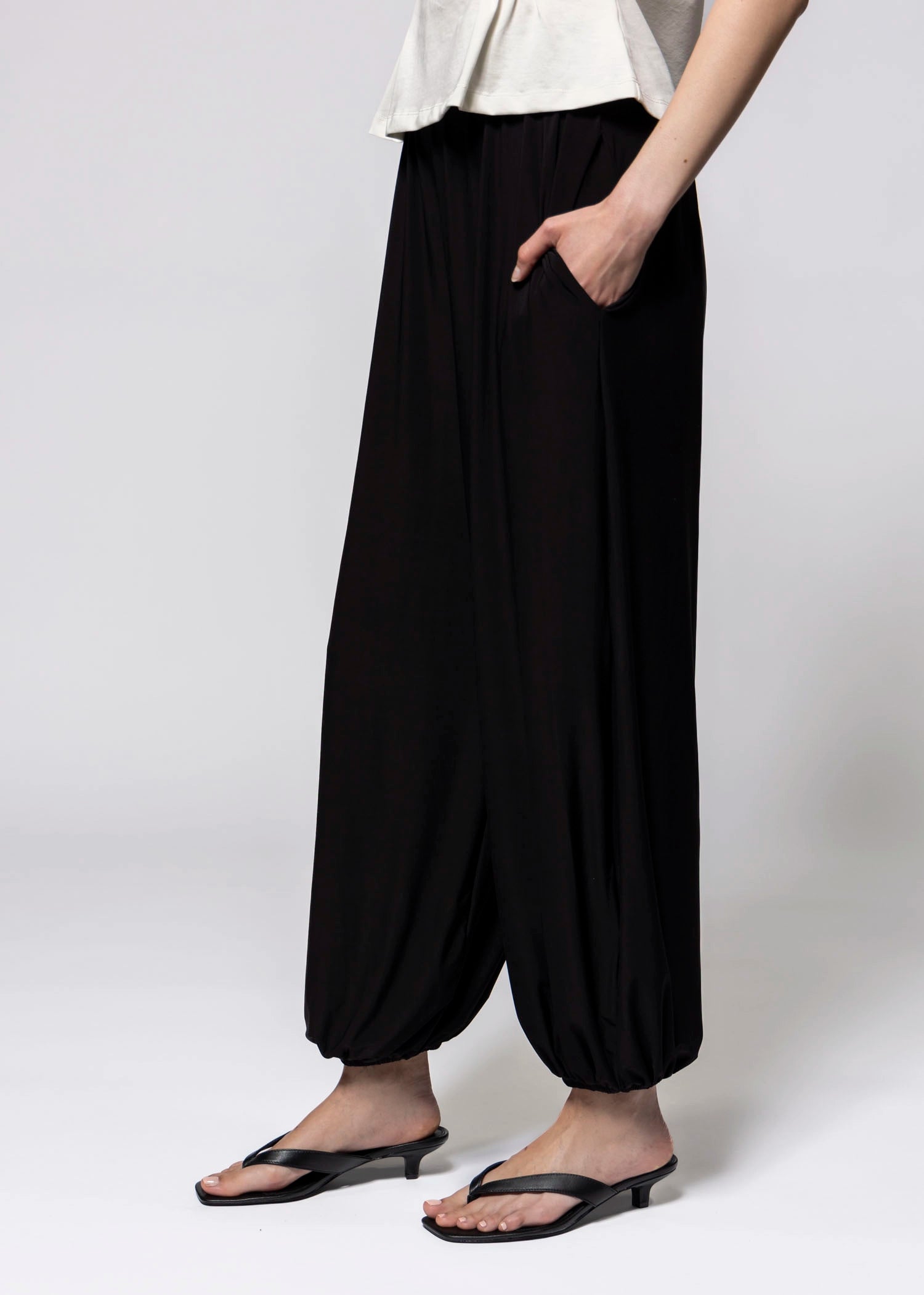 swatch_Black balloon pants