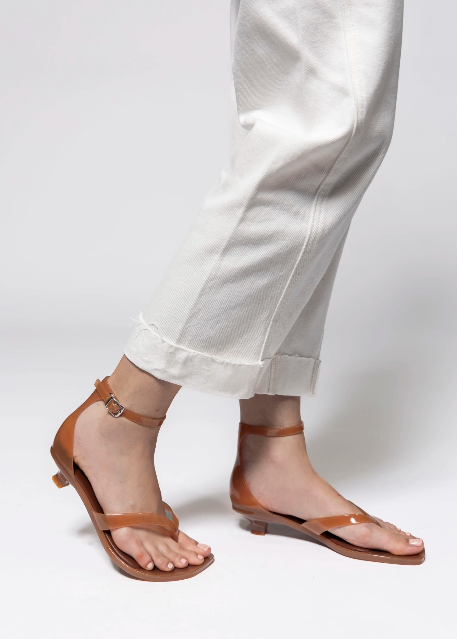 swatch_Caramel jeffrey campbell gummy jelly thong sandal