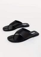 swatch_Black Leather steve madden Illia tabi thong sandal