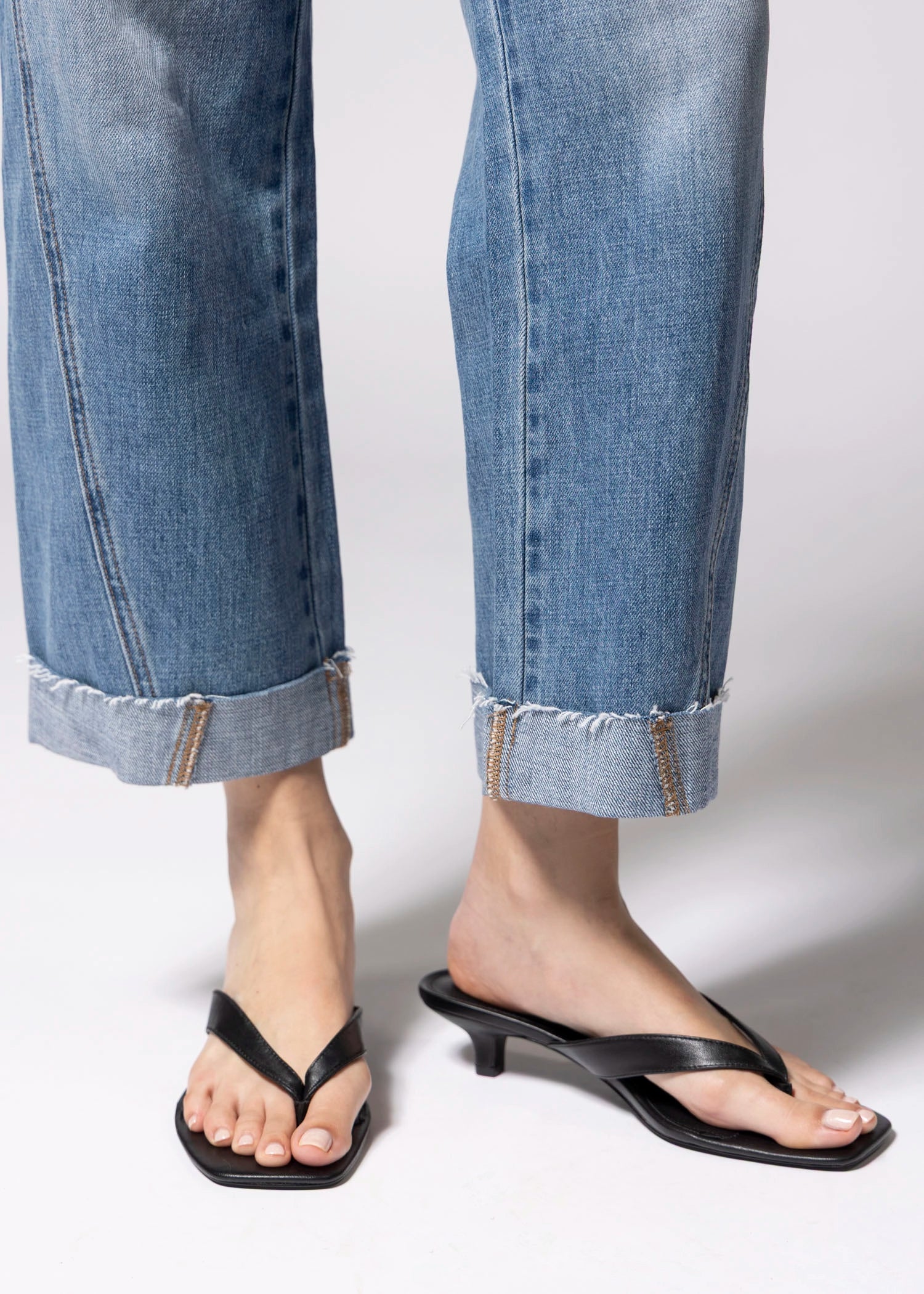 swatch_Black Leather steve madden tracie thong sandal