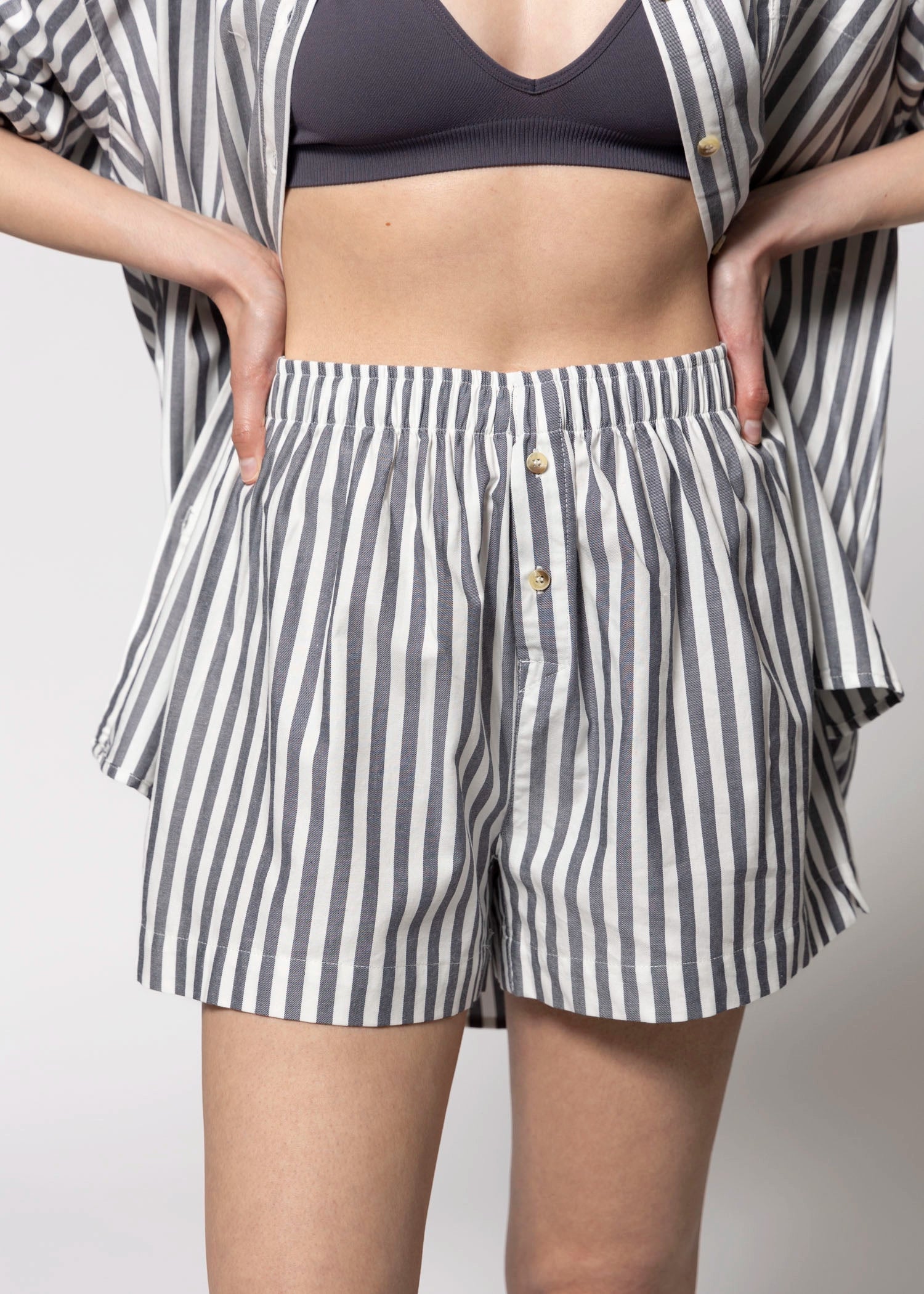swatch_Navy cotton striped short