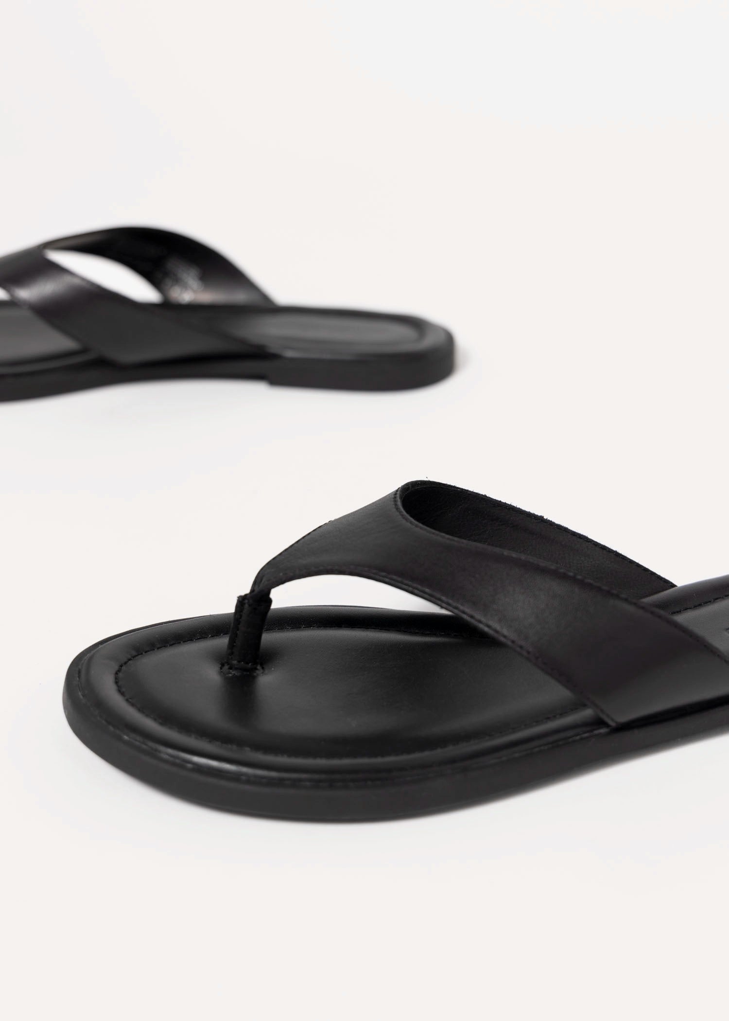 swatch_Black Leather vagabond zaida thong sandal