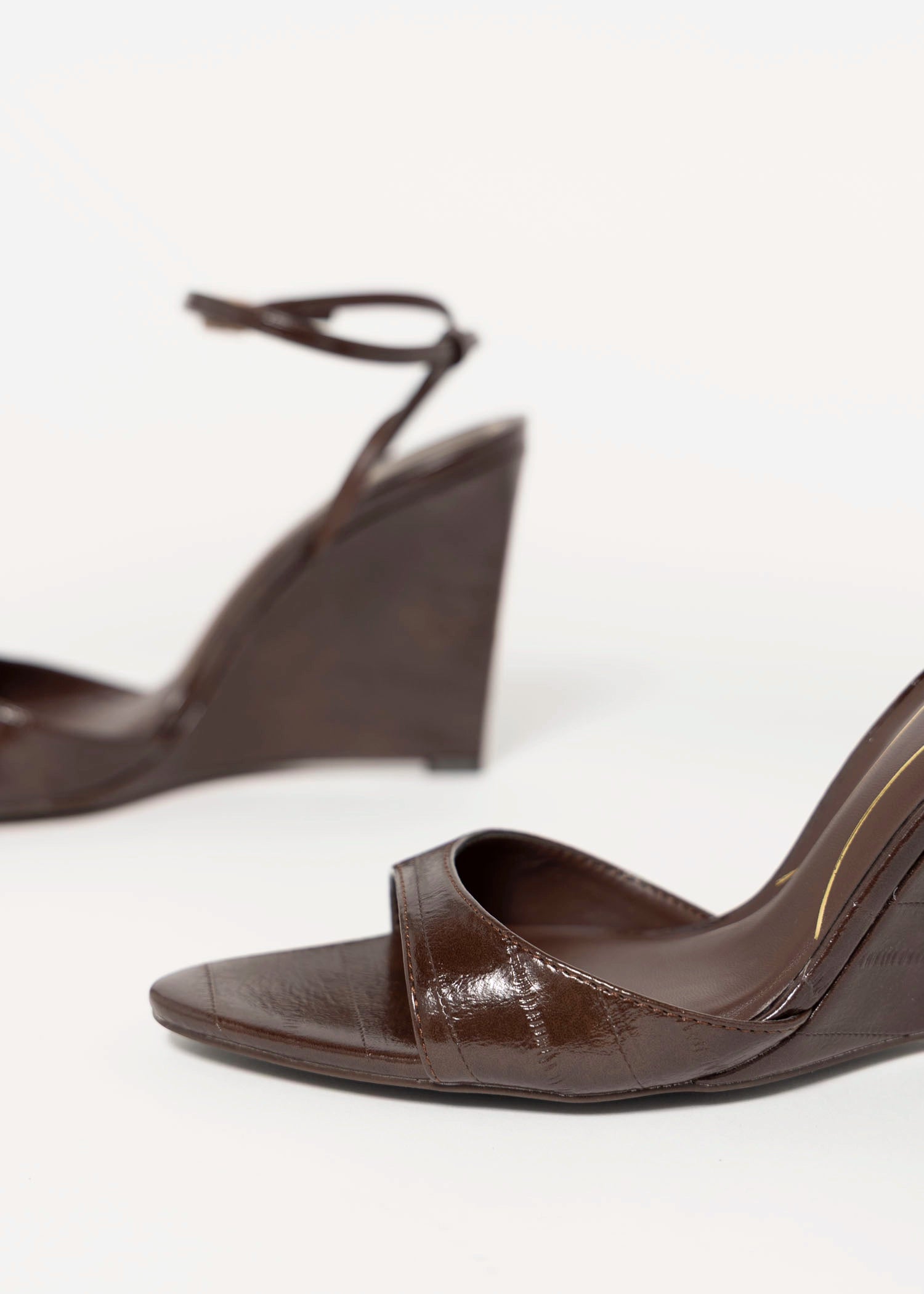 swatch_Brown utmost wedge sandal