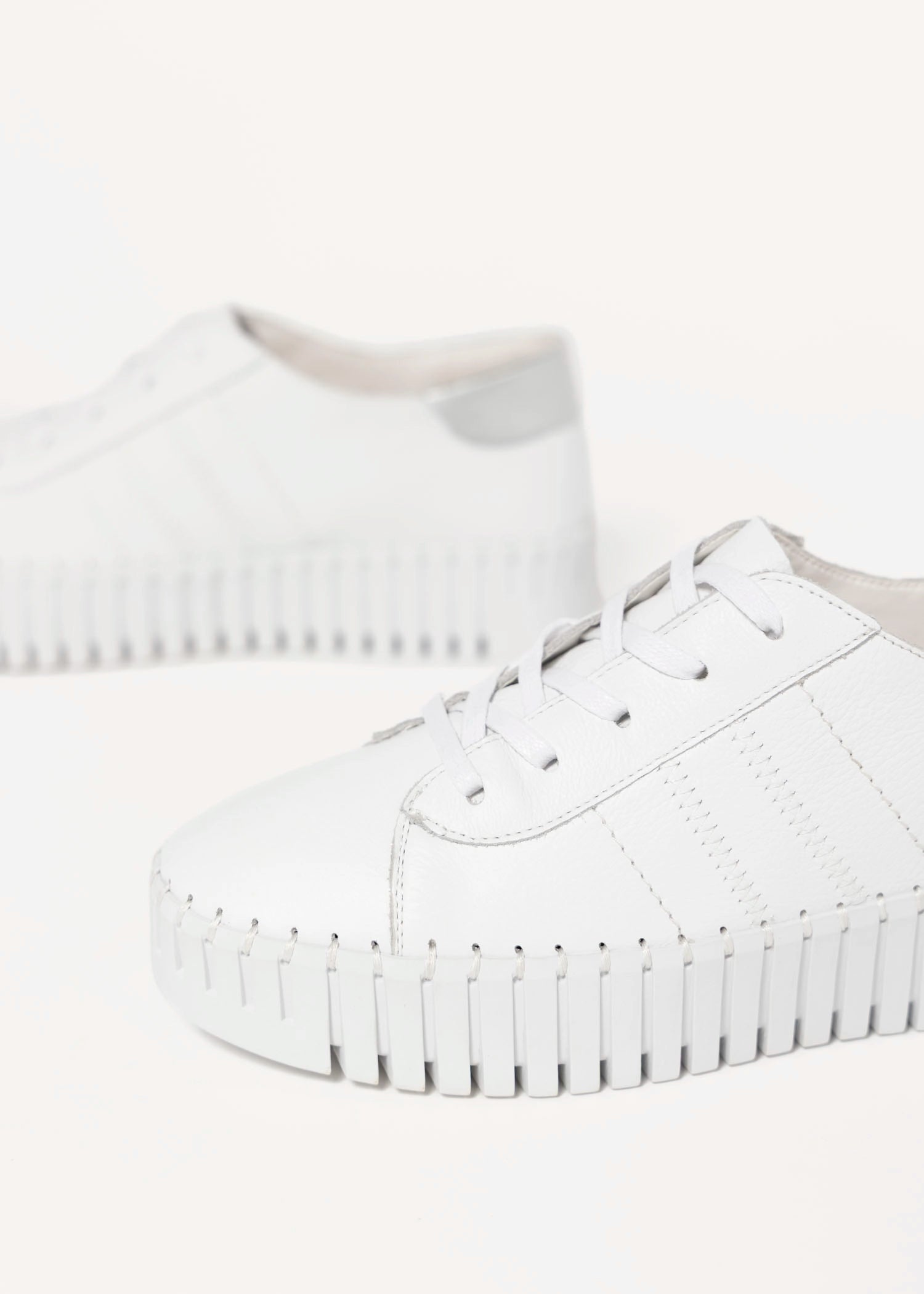 swatch_White/Silver silent d burrel sneaker