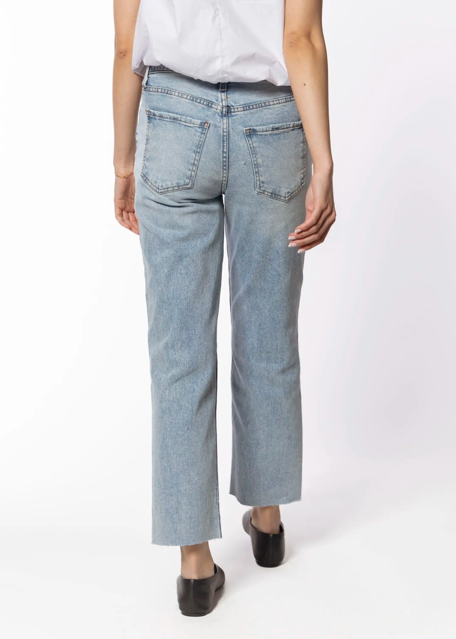 swatch_light denim faye straight leg apparel