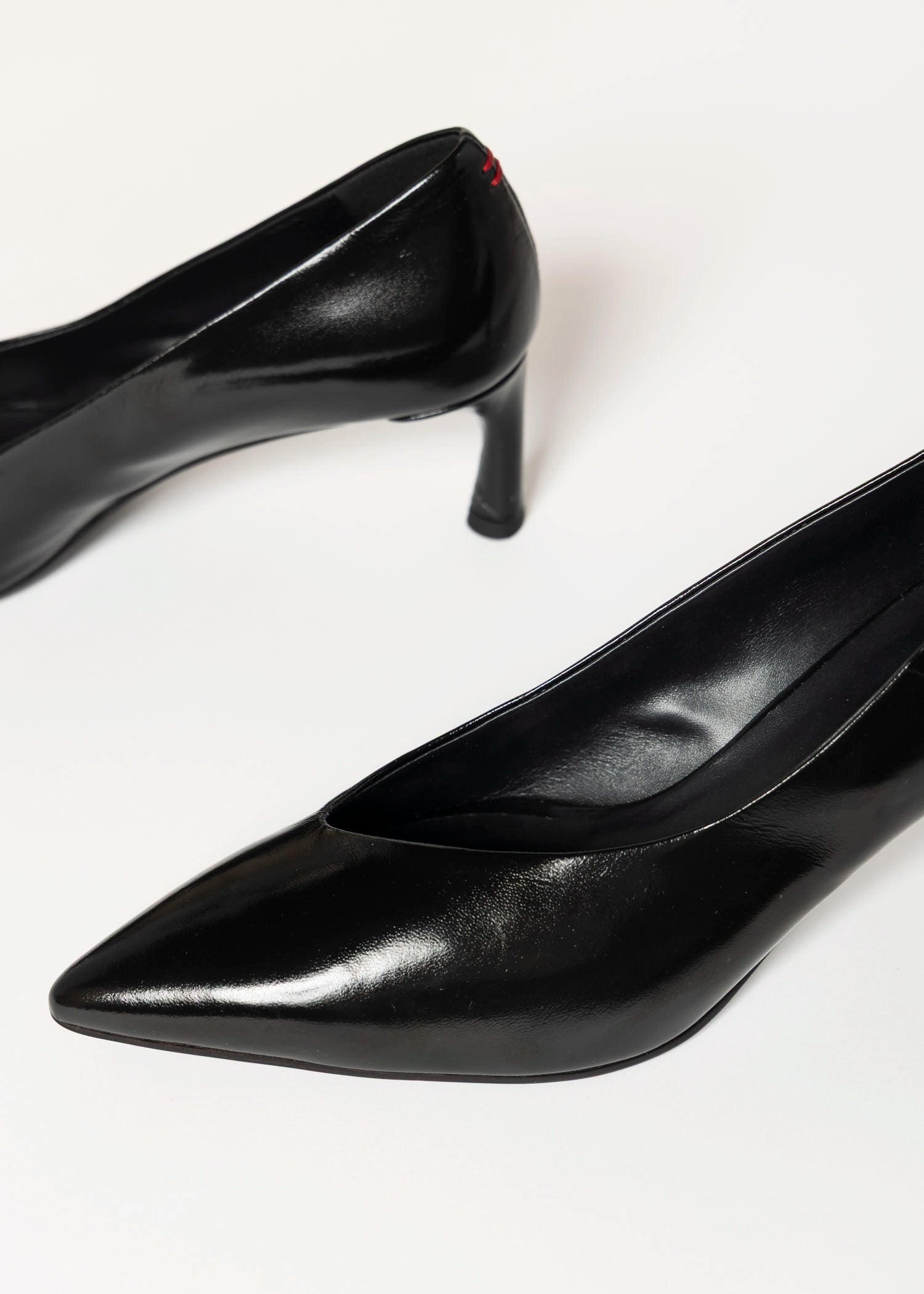 swatch_Black Patent gil pump