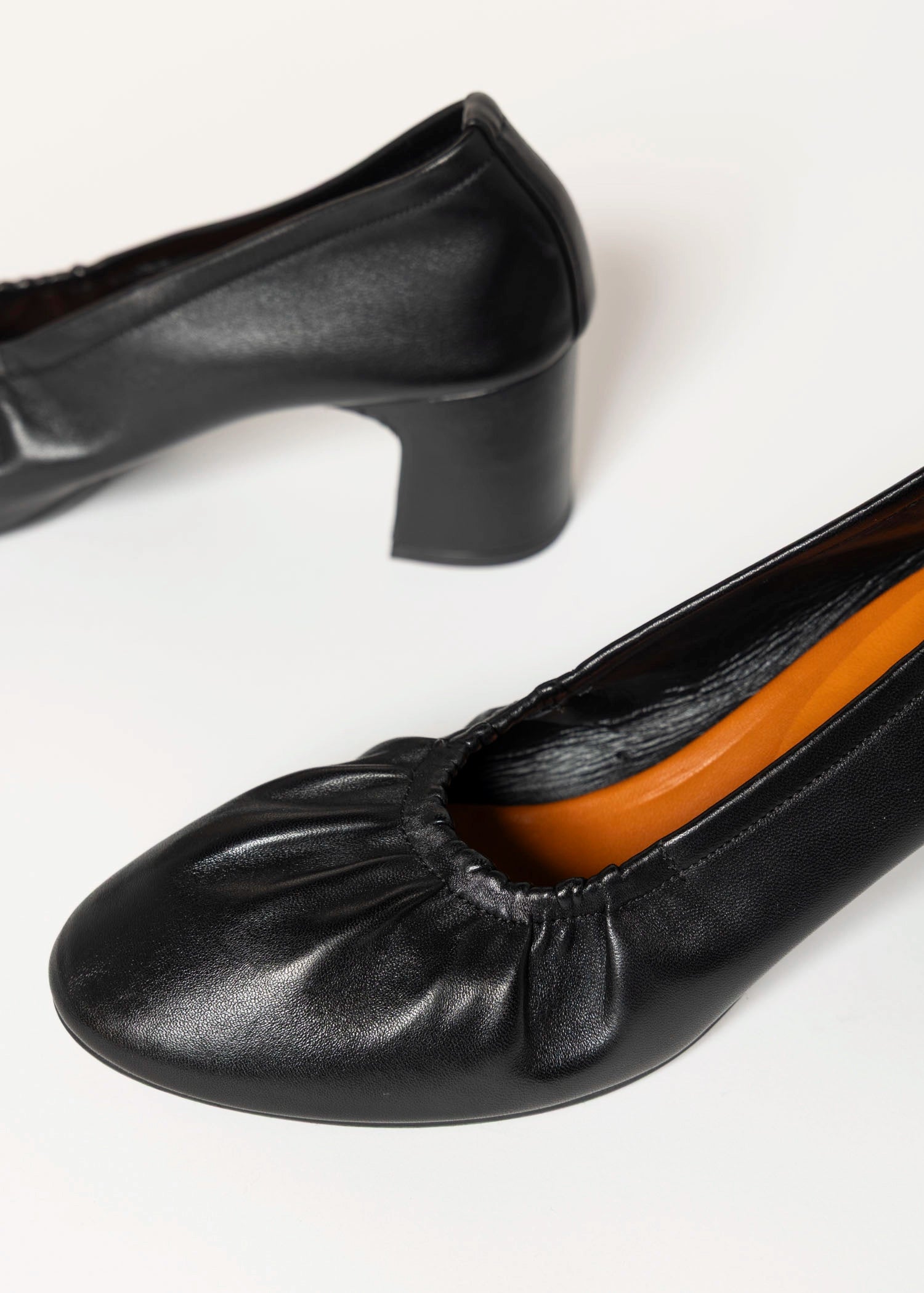 swatch_Black Leather ruched pump shoes