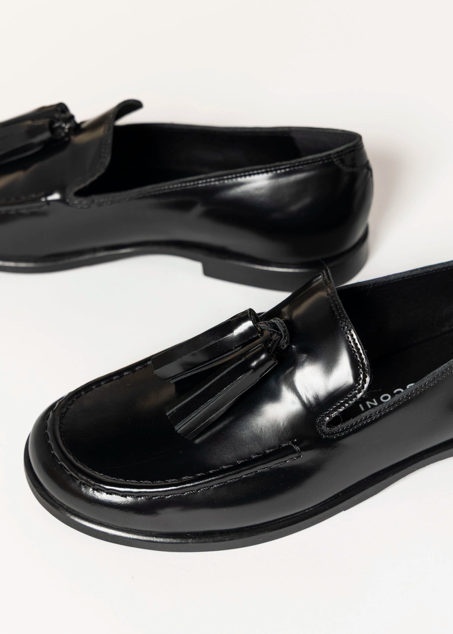 swatch_black leather tassel loafer