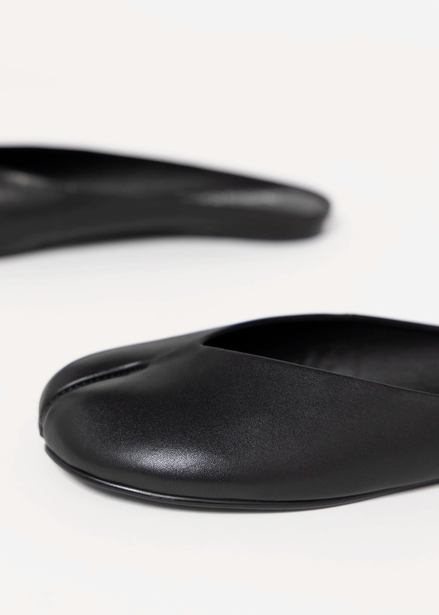 swatch_Black Leather jeffrey campbell cabalina tabi mule