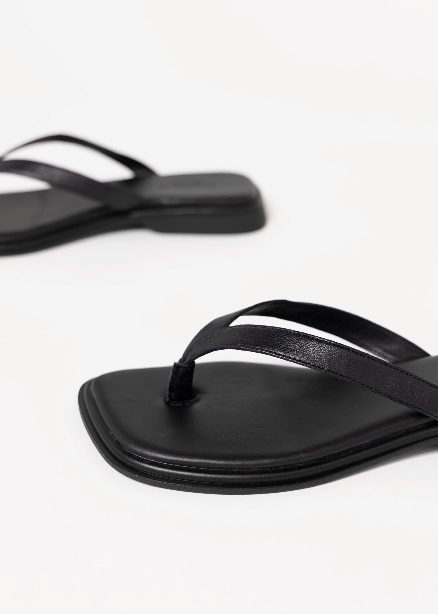 swatch_Black Leather vagabond izzy thong sandals