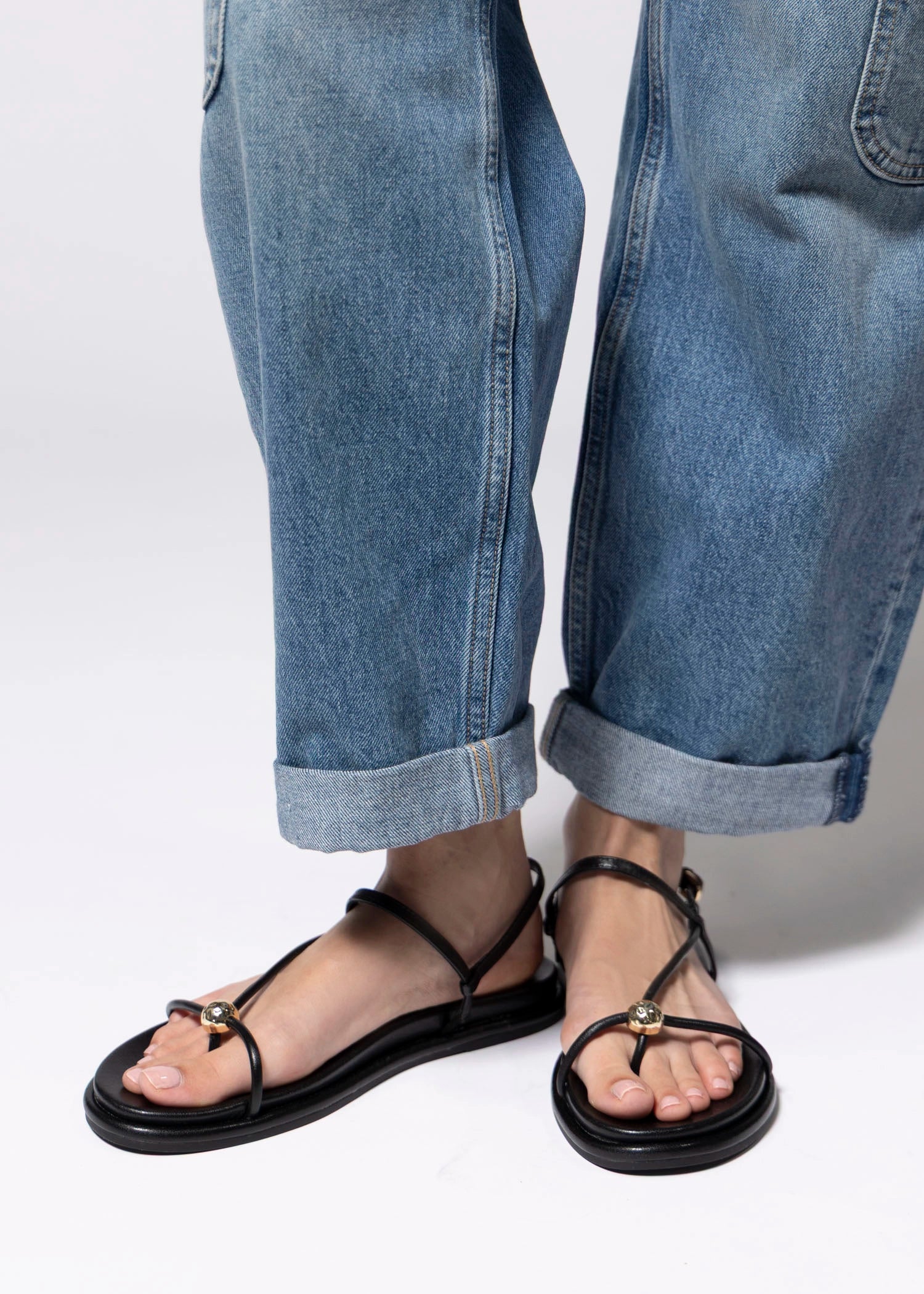 swatch_Black Leather dolce vita deane sandal
