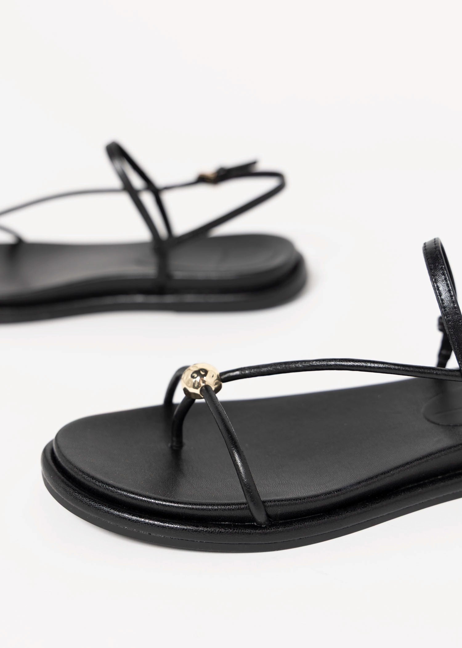 swatch_Black Leather dolce vita deane sandal