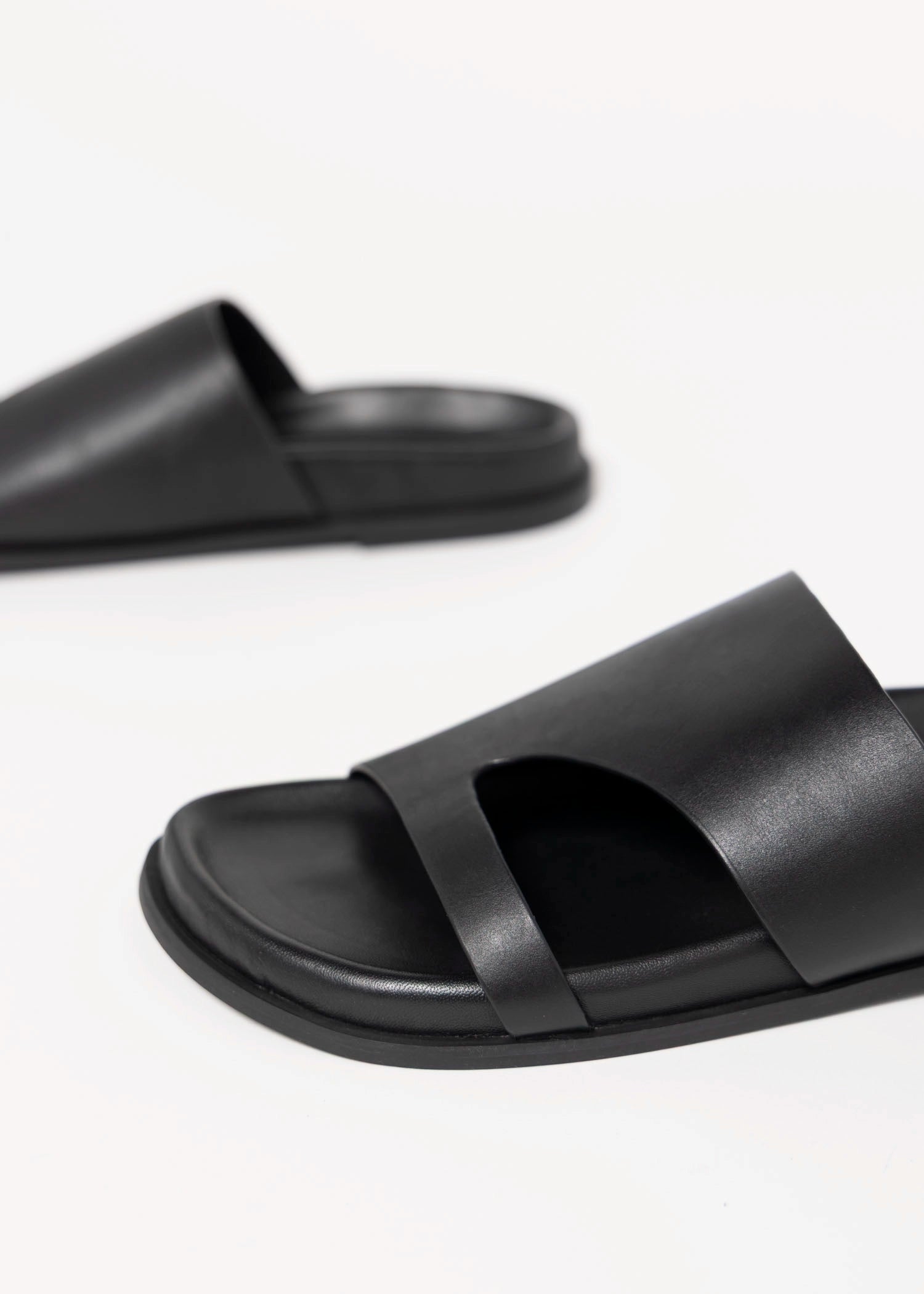 swatch_Black Leather matisse tanner slide sandal