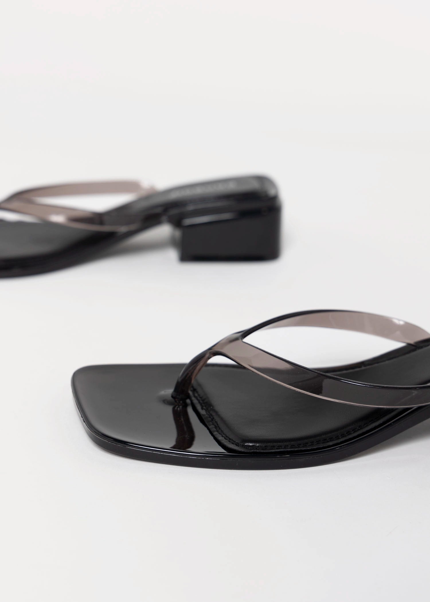swatch_Smoke britney jelly thong sandal