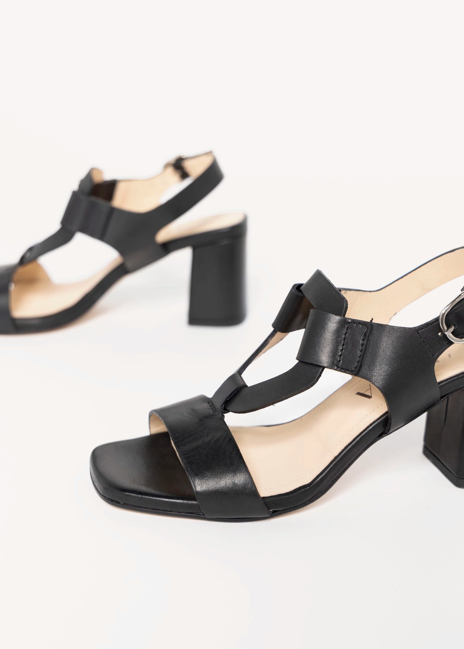 swatch_Black Leather heeled leather sandal