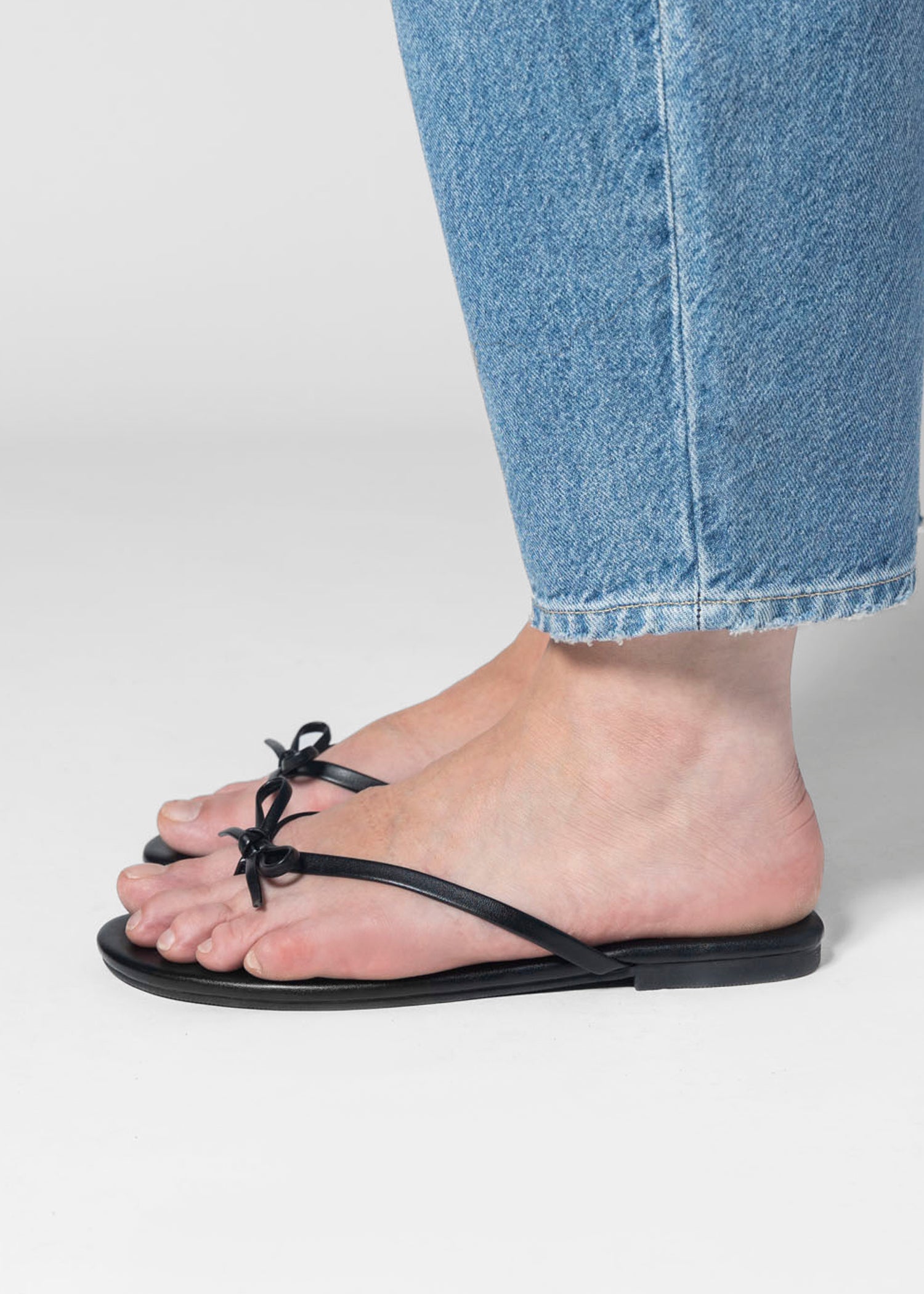 swatch_black wishlist flip flop flat sandals