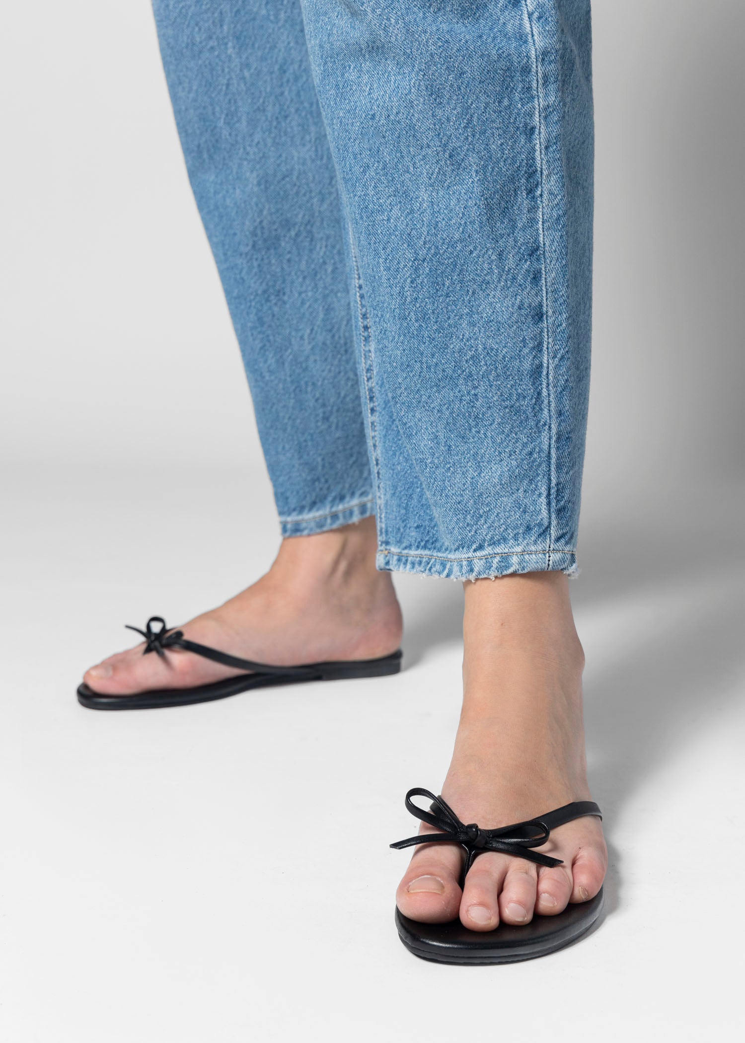 swatch_black wishlist flip flop flat sandals