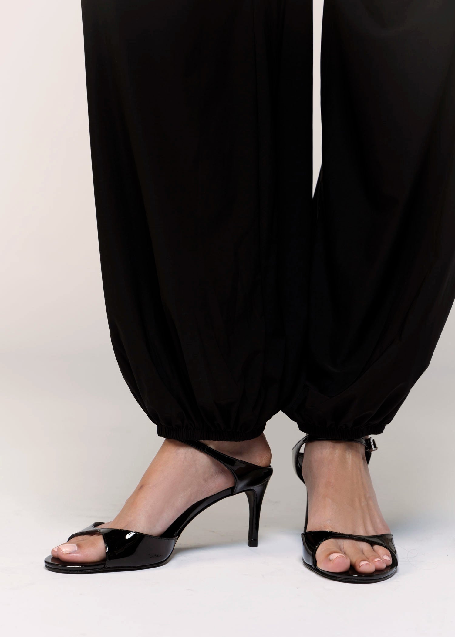 swatch_Black Patent schutz lyra-mid heeled sandal