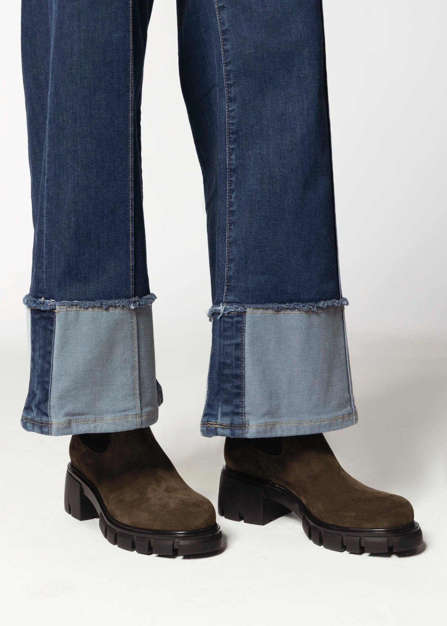 swatch_Forest Suede lug sole chelsea boot