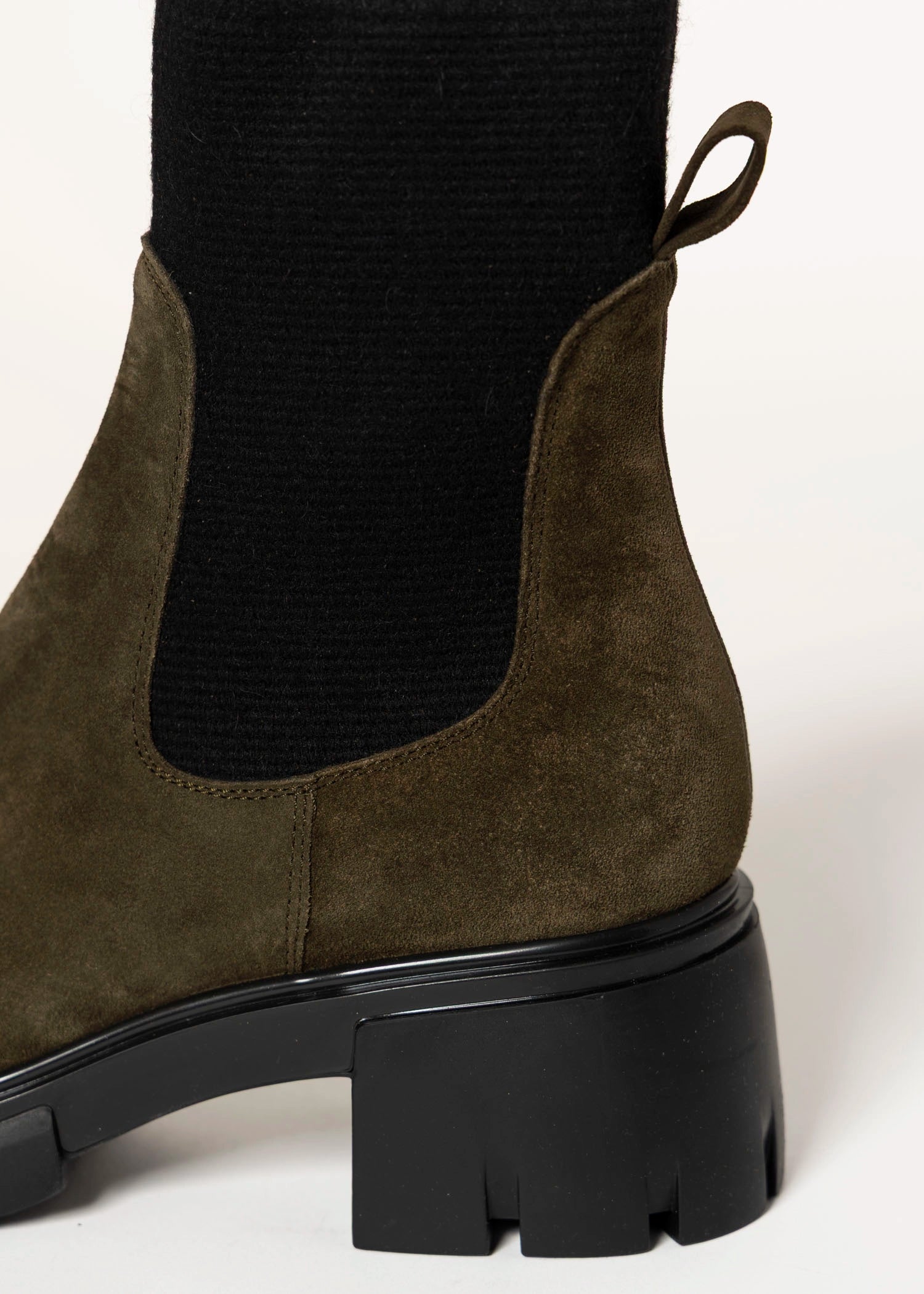 swatch_Forest Suede lug sole chelsea boot