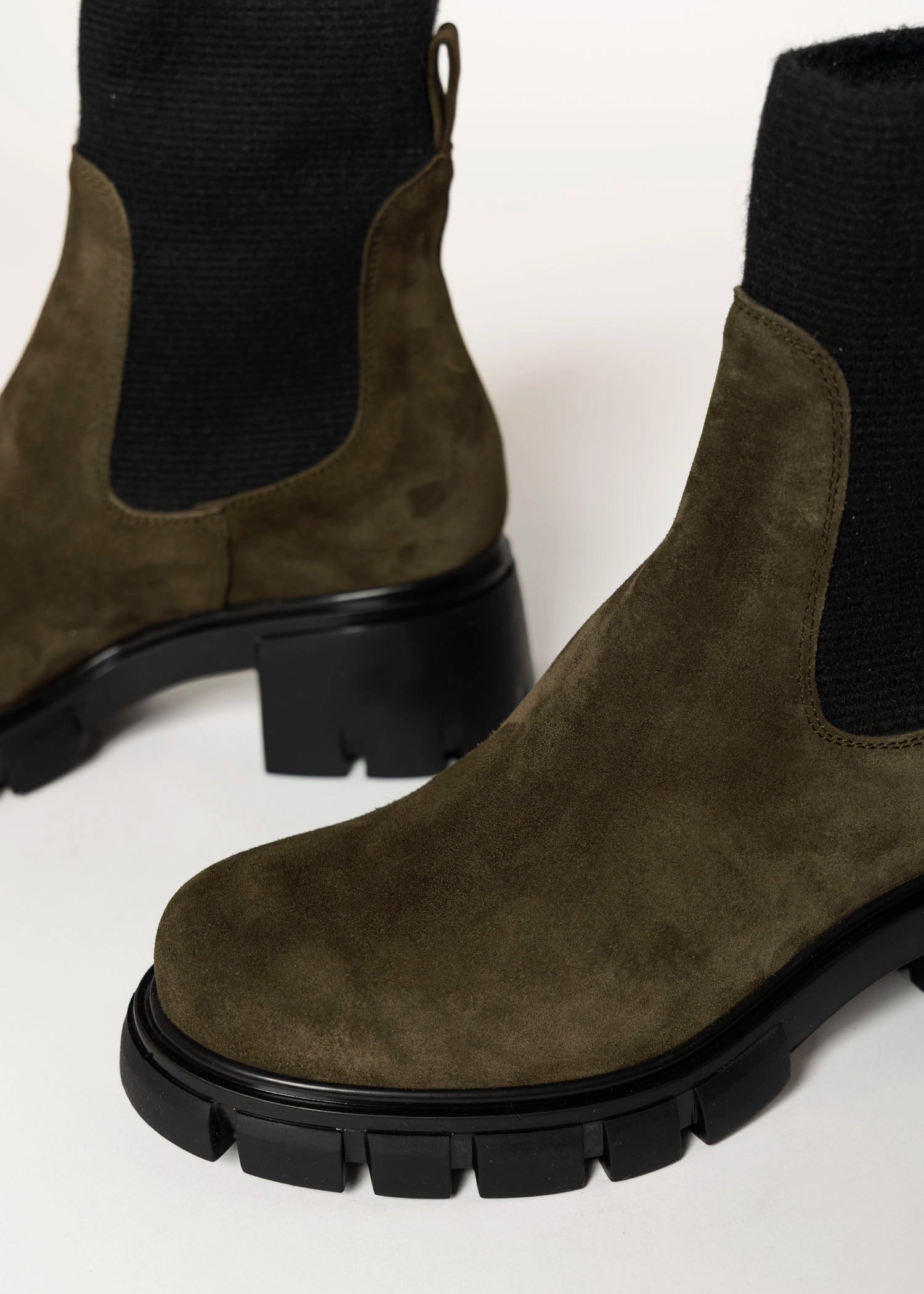 swatch_Forest Suede lug sole chelsea boot