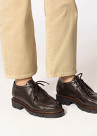 swatch_Dark Brown Leather Shearling line wallabe