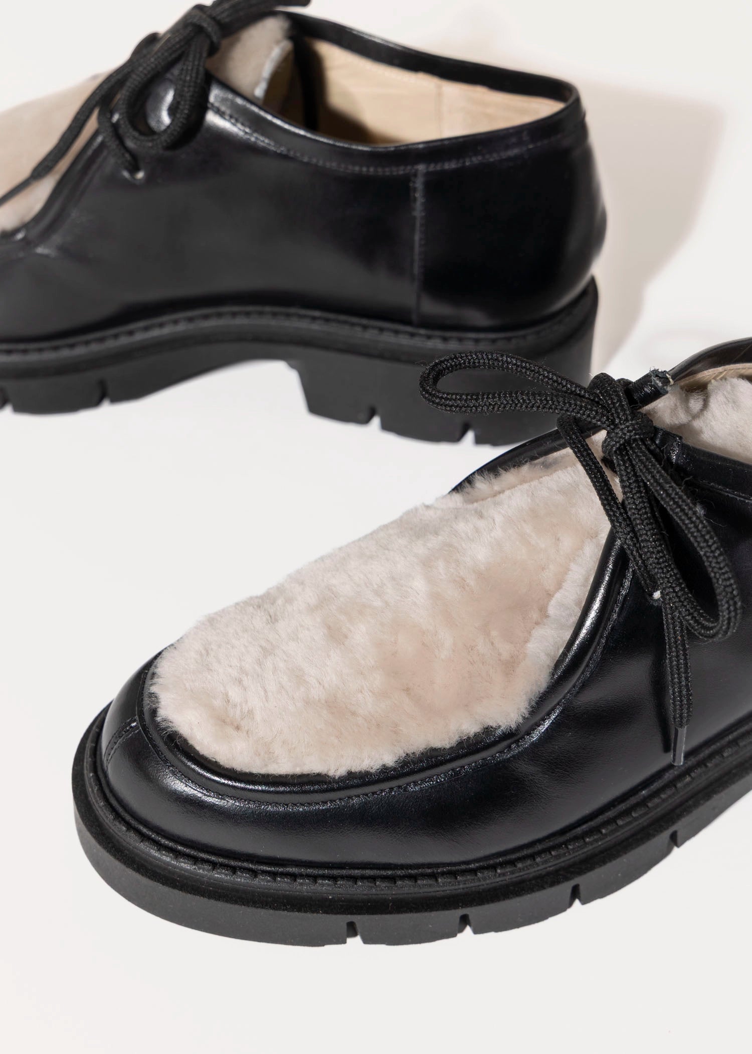 swatch_Black Leather shearling wallabe