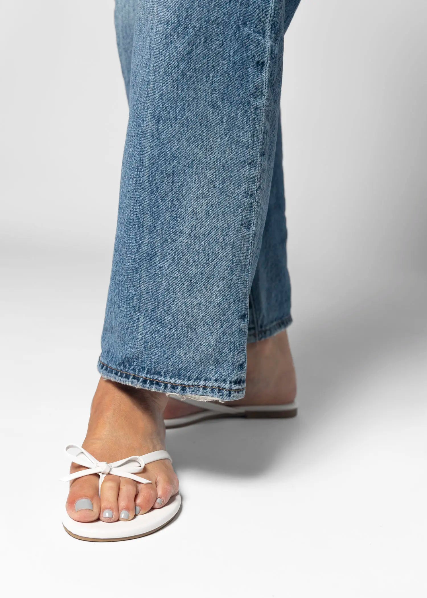 swatch_white wishlist flip flop flat sandals