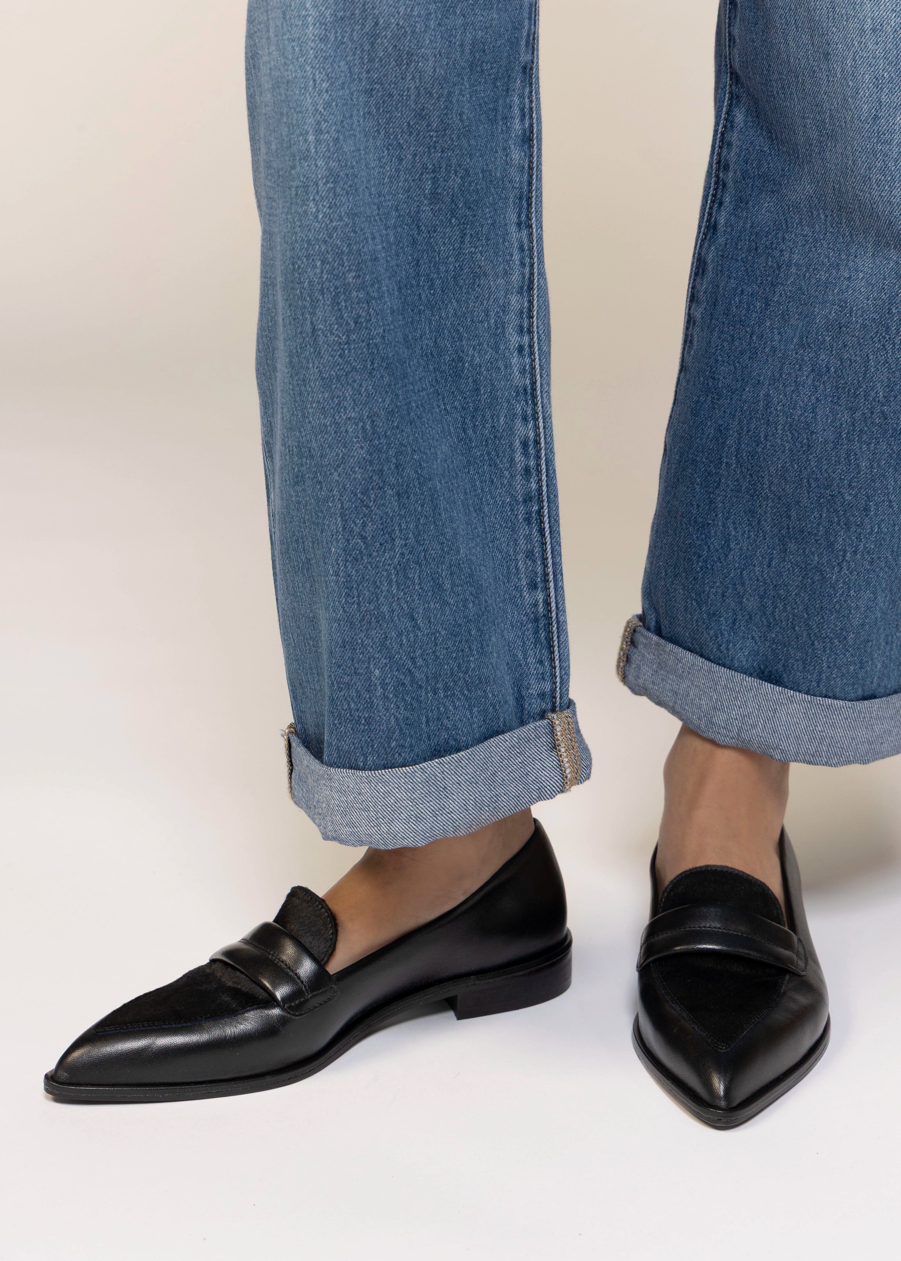 swatch_Black Leather l'idea pointed toe leather flat