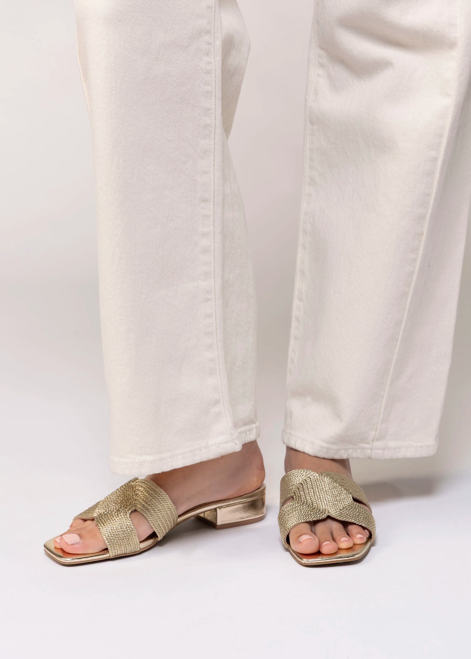 swatch_Gold airy block heel sandal