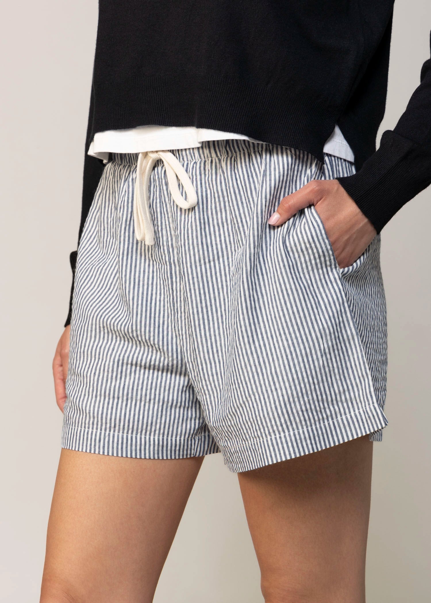 swatch_Navy drawstring shorts