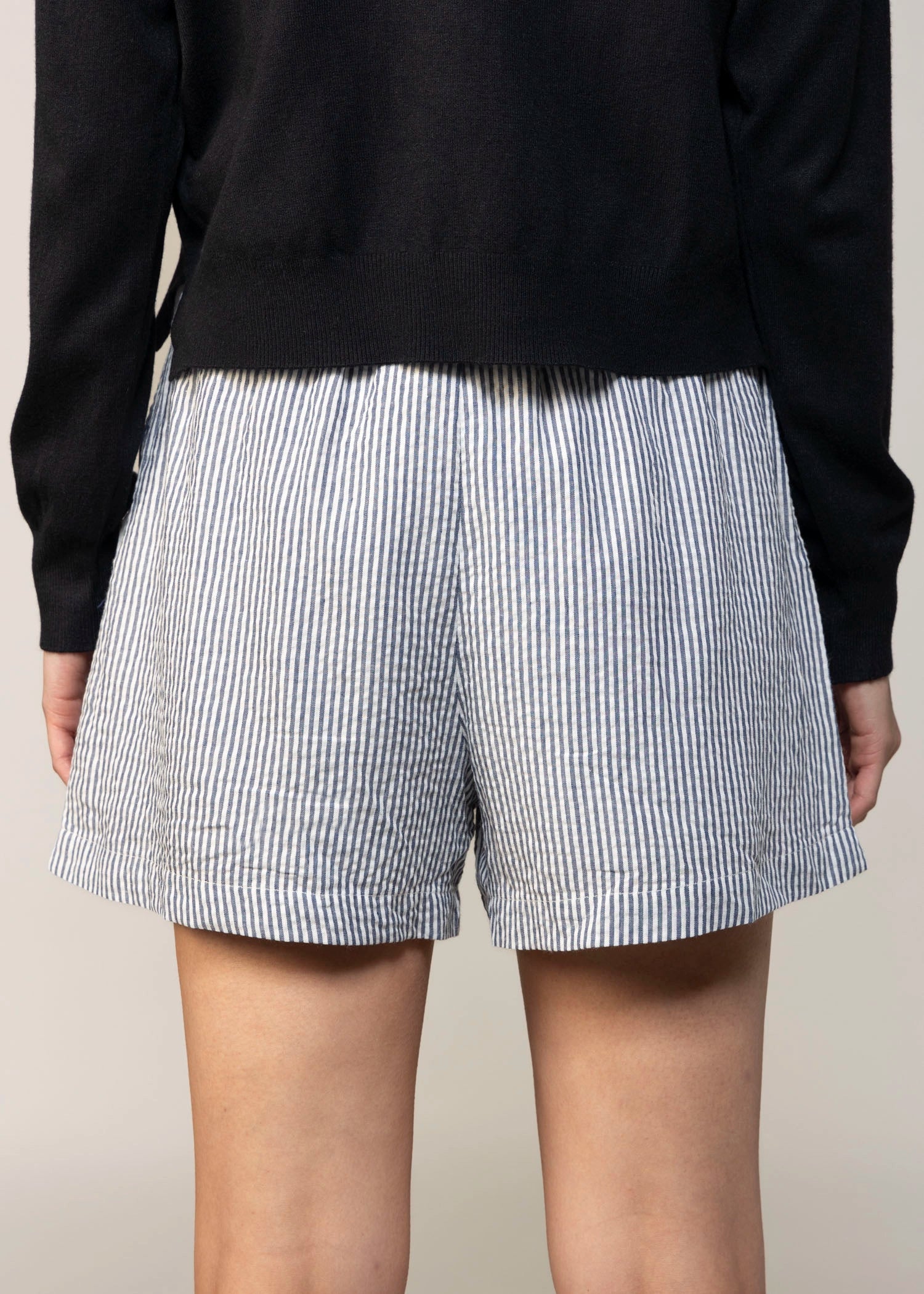 swatch_Navy drawstring shorts