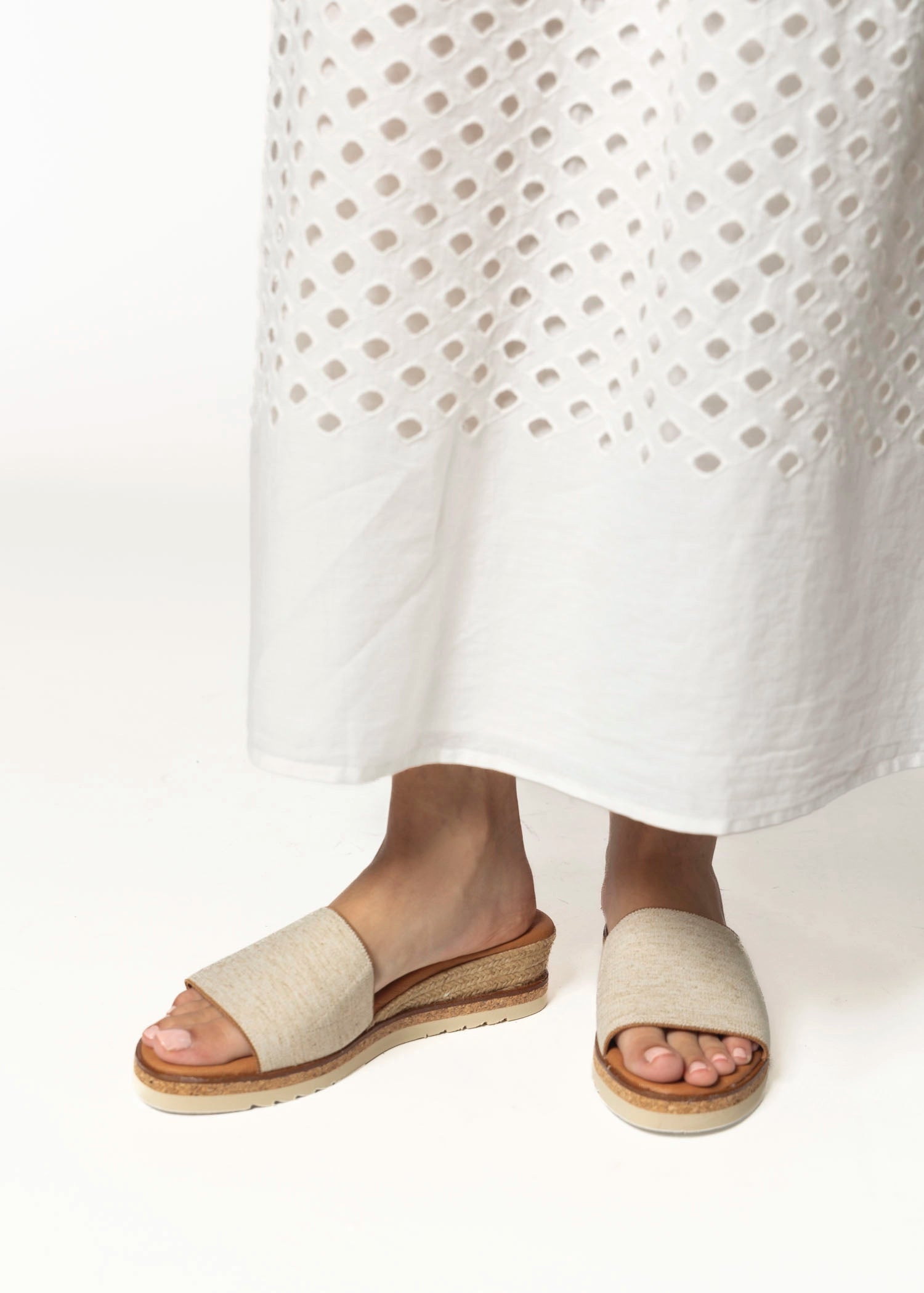 swatch_Beige Linen andre assous nessie sandals