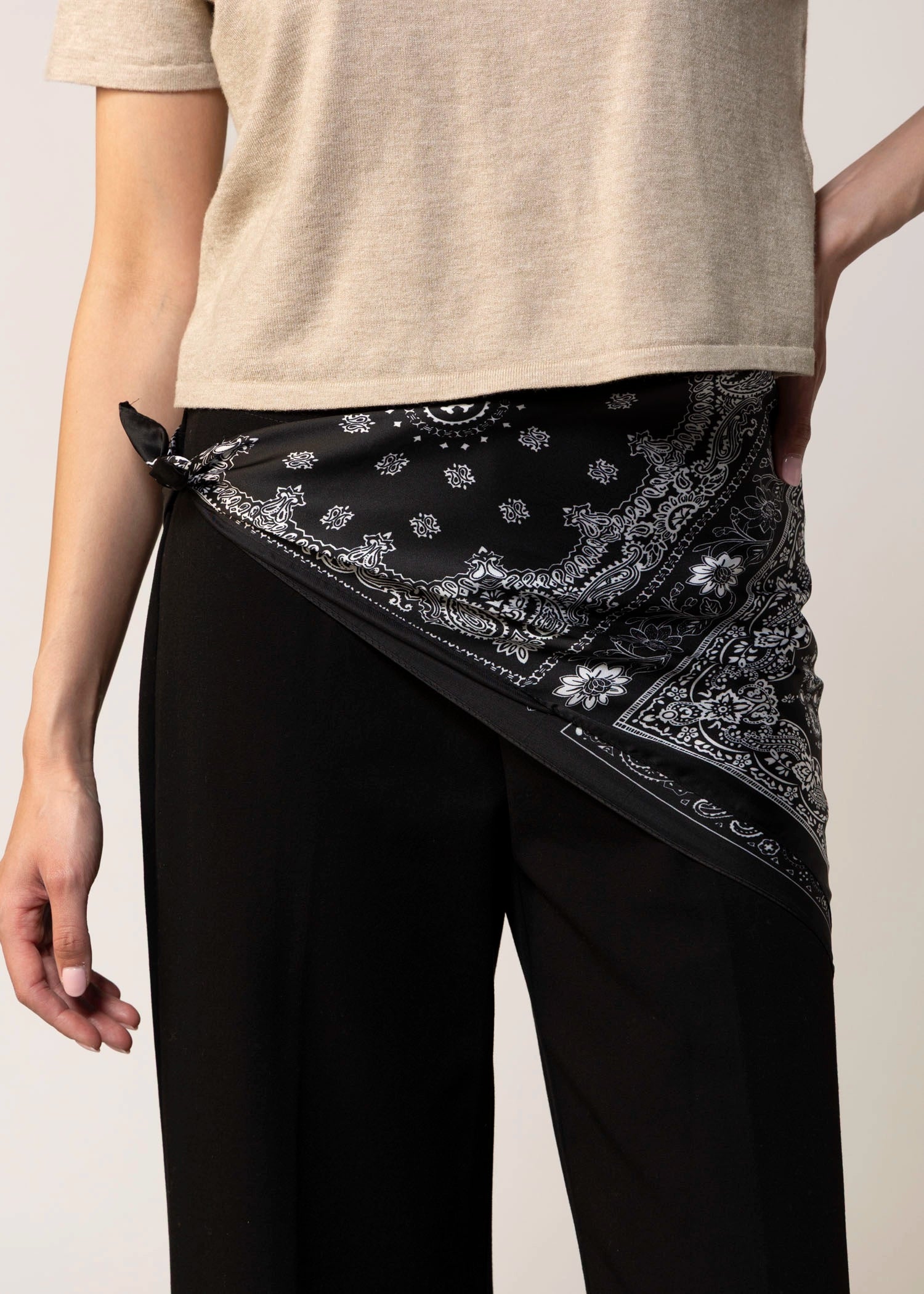 swatch_Black bandana head scarf