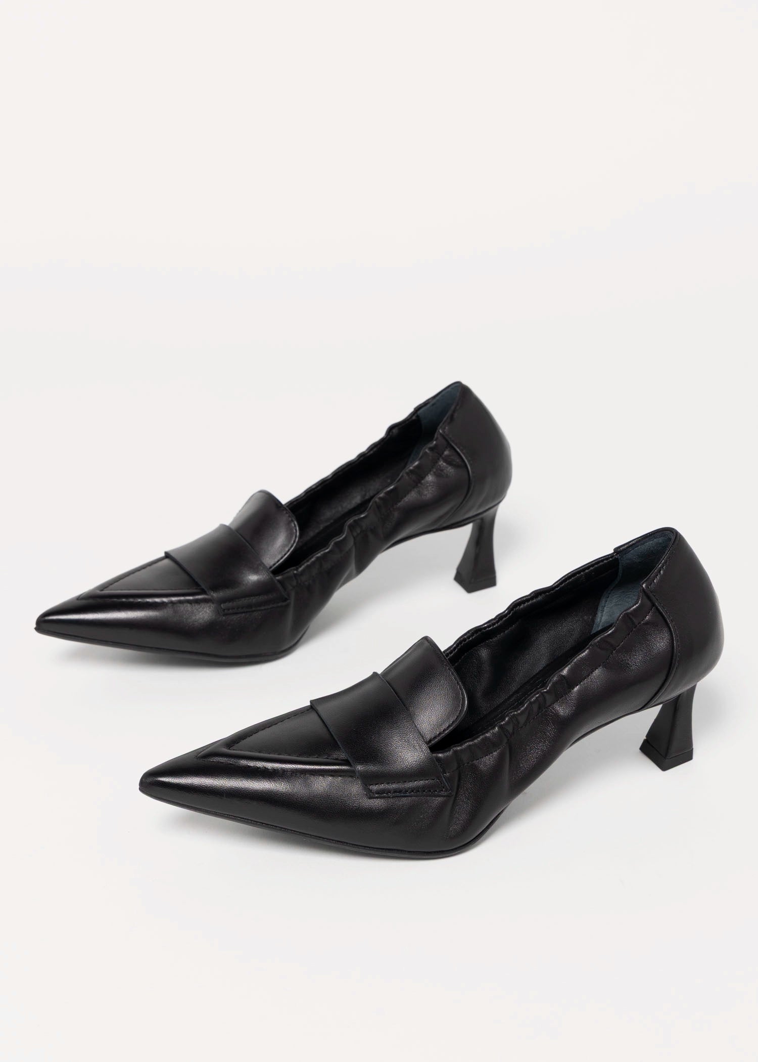 swatch_Black Leather l'idea pointed toe pump
