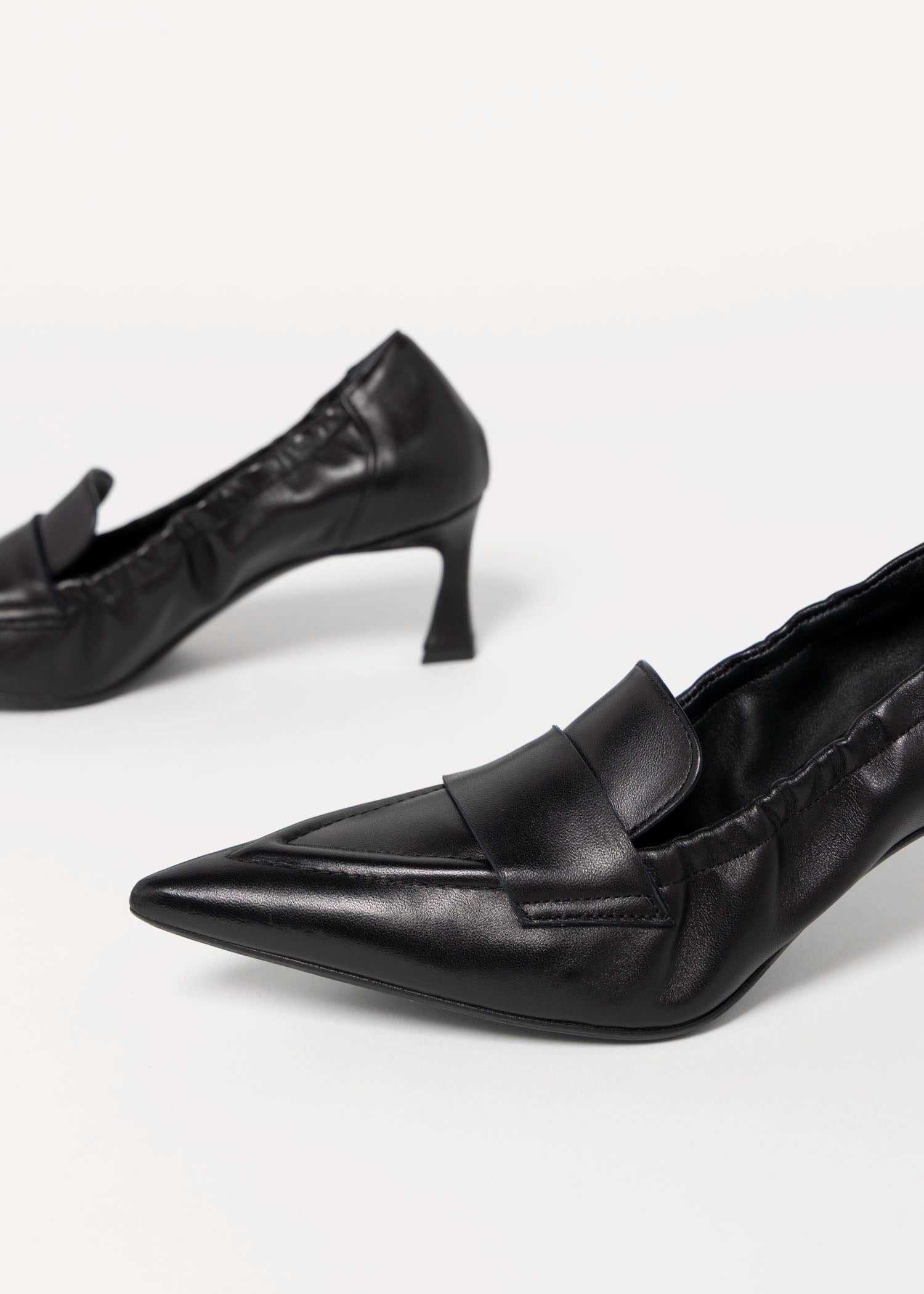 swatch_Black Leather l'idea pointed toe pump