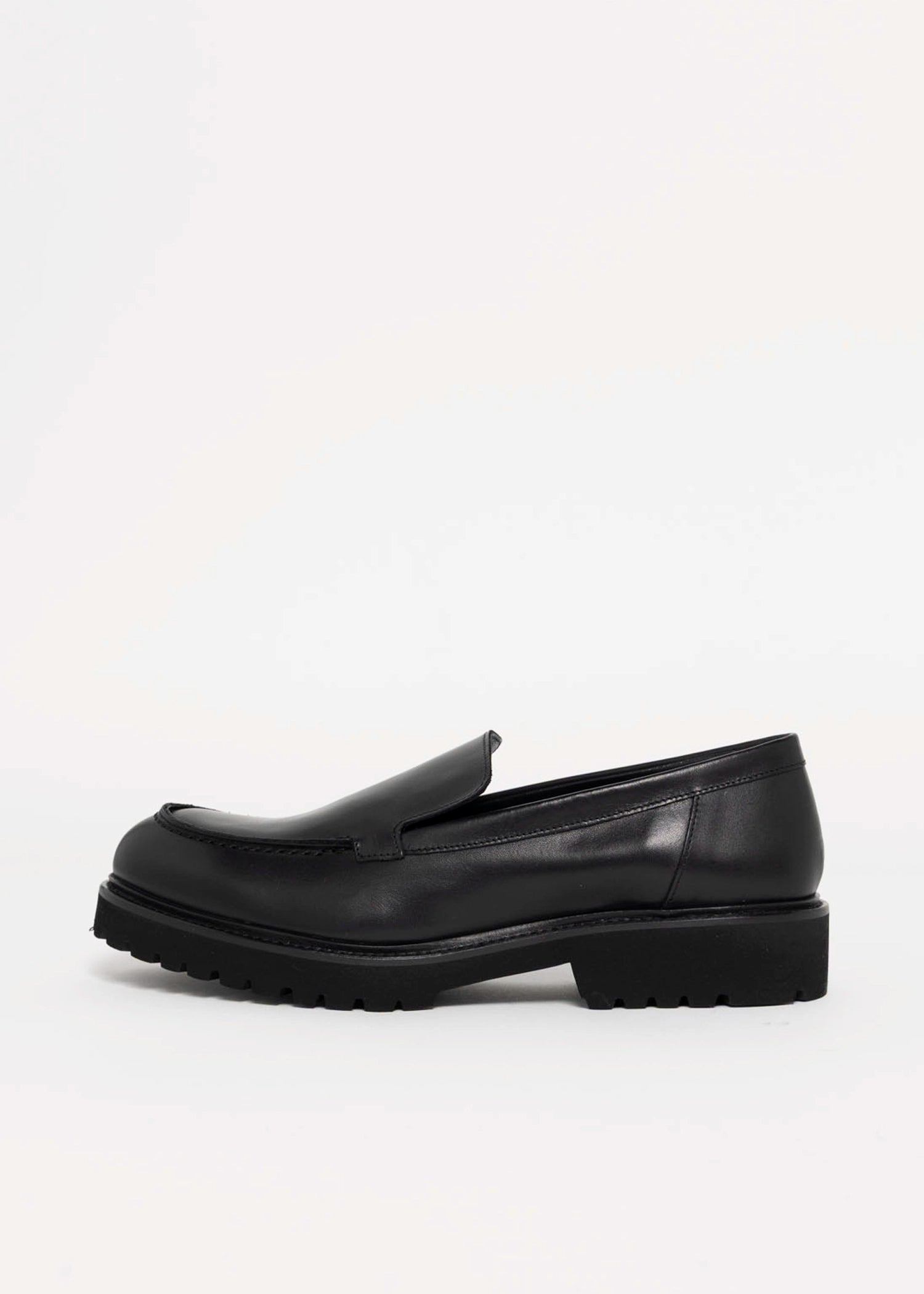 swatch_Black Leather l'idea clean loafer on lug sole