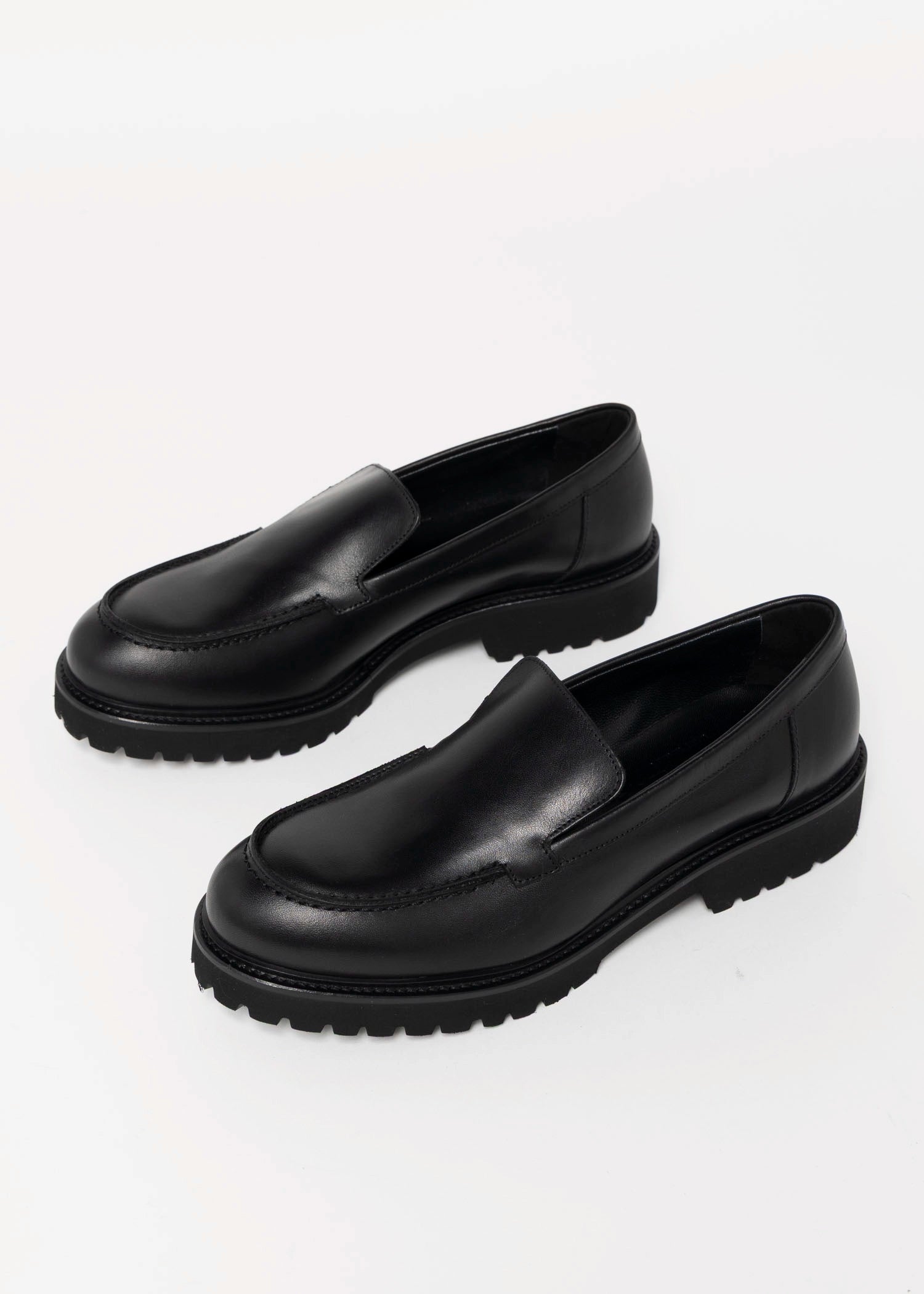 swatch_Black Leather l'idea clean loafer on lug sole