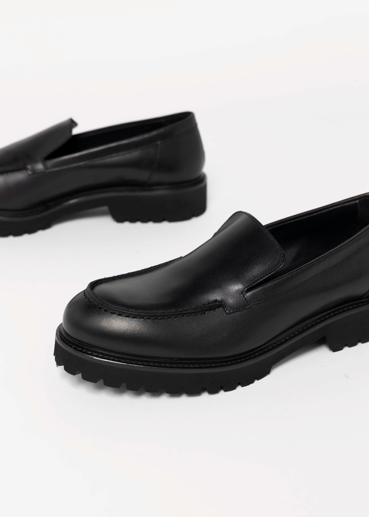 swatch_Black Leather l'idea clean loafer on lug sole