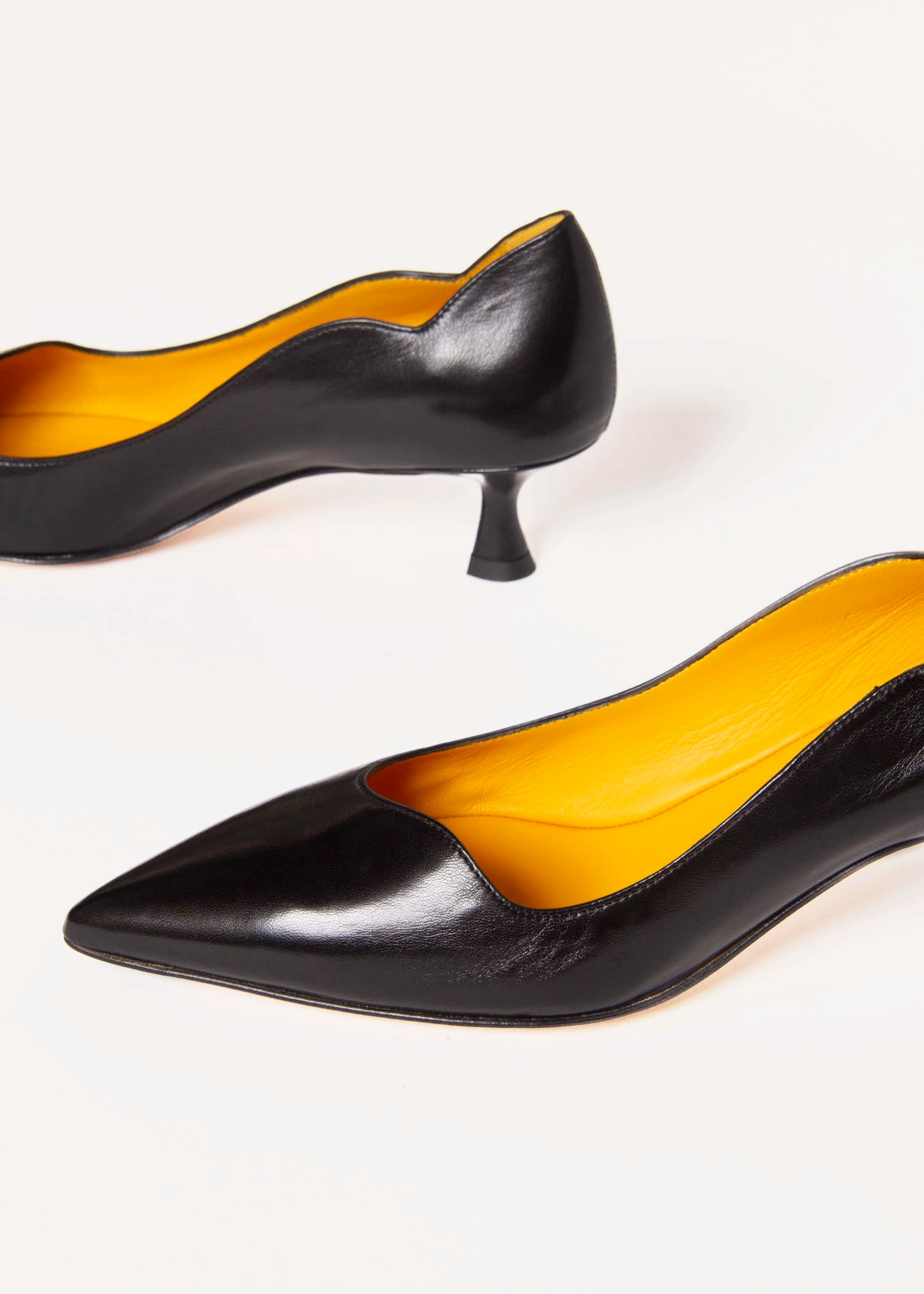 swatch_Black Leather pump